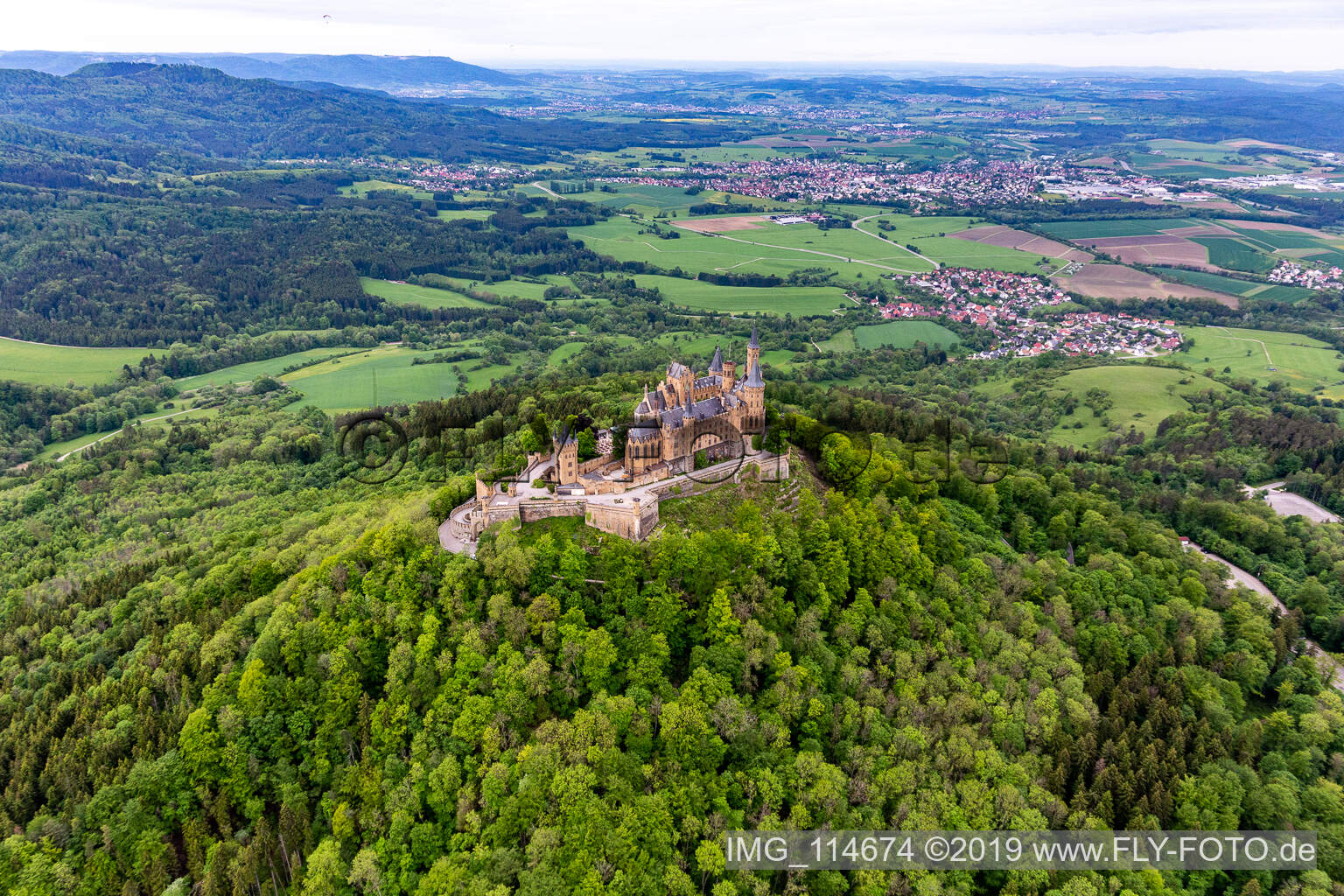 Drohnenaufname von Burg Hohenzollern in Hechingen im Bundesland Baden-Württemberg, Deutschland