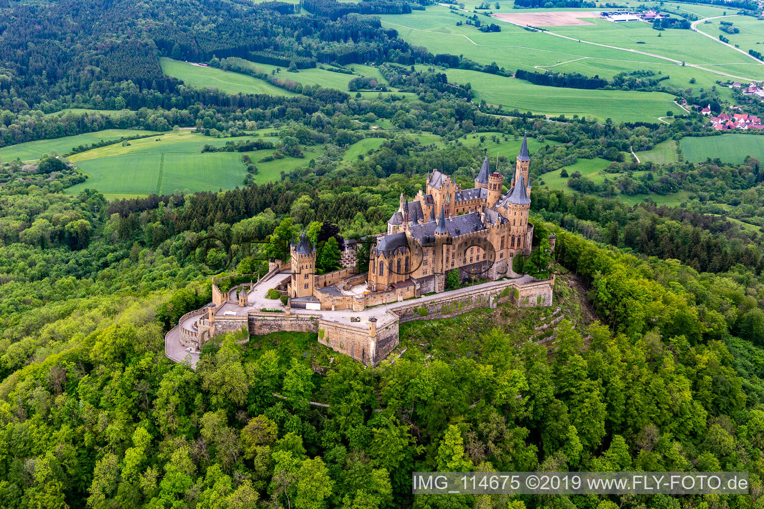 Drohnenbild von Burg Hohenzollern in Hechingen im Bundesland Baden-Württemberg, Deutschland