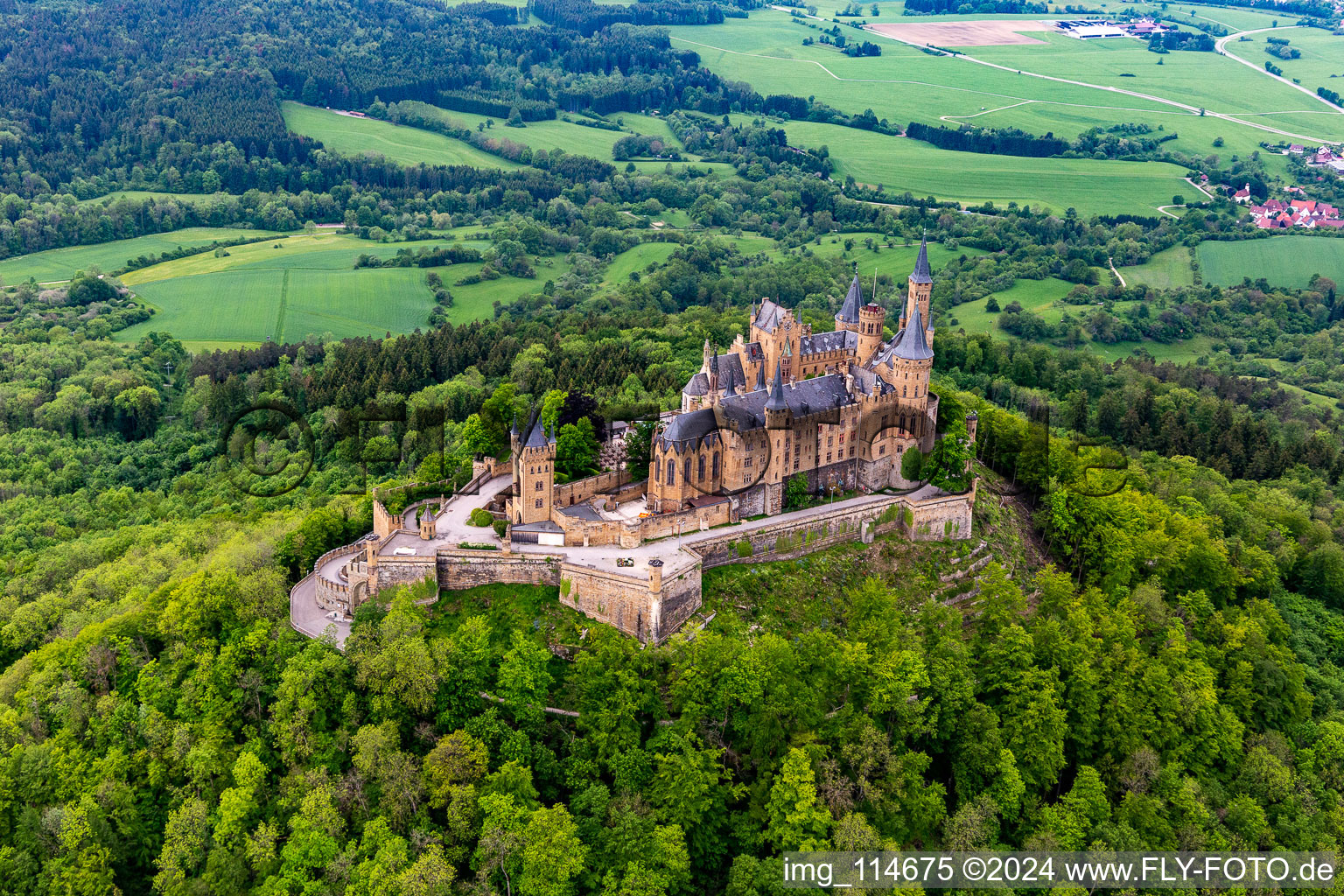 Drohnenbild von Burg Hohenzollern in Hechingen im Bundesland Baden-Württemberg, Deutschland