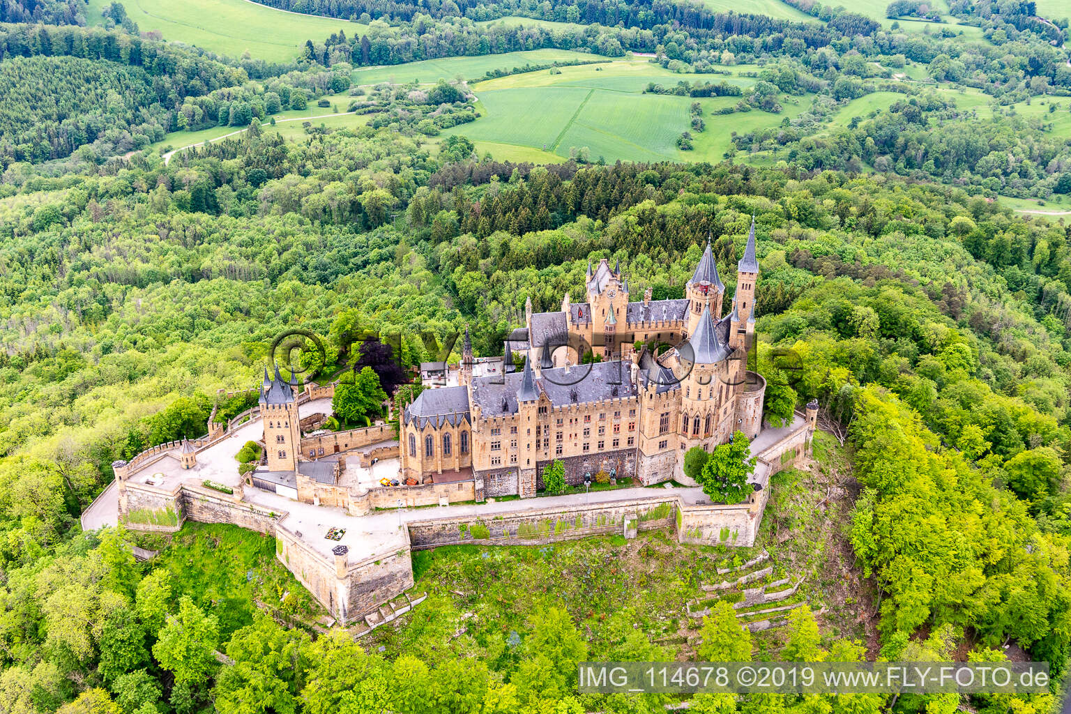 Burg Hohenzollern in Hechingen im Bundesland Baden-Württemberg, Deutschland aus der Drohnenperspektive