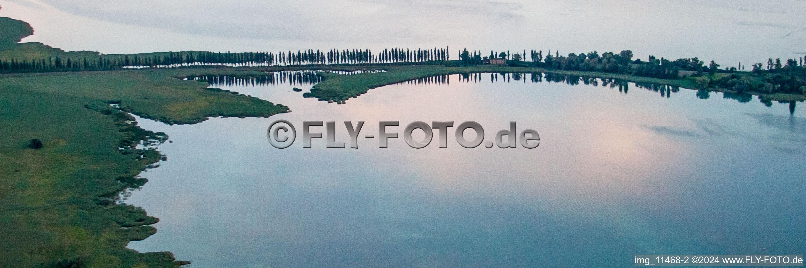 Steg zur See- Insel Reichenau zwischen Unter- und Gnadersee auf dem Bodensee im Abendlicht im Ortsteil Insel Reichenau in Reichenau im Bundesland Baden-Württemberg, Deutschland