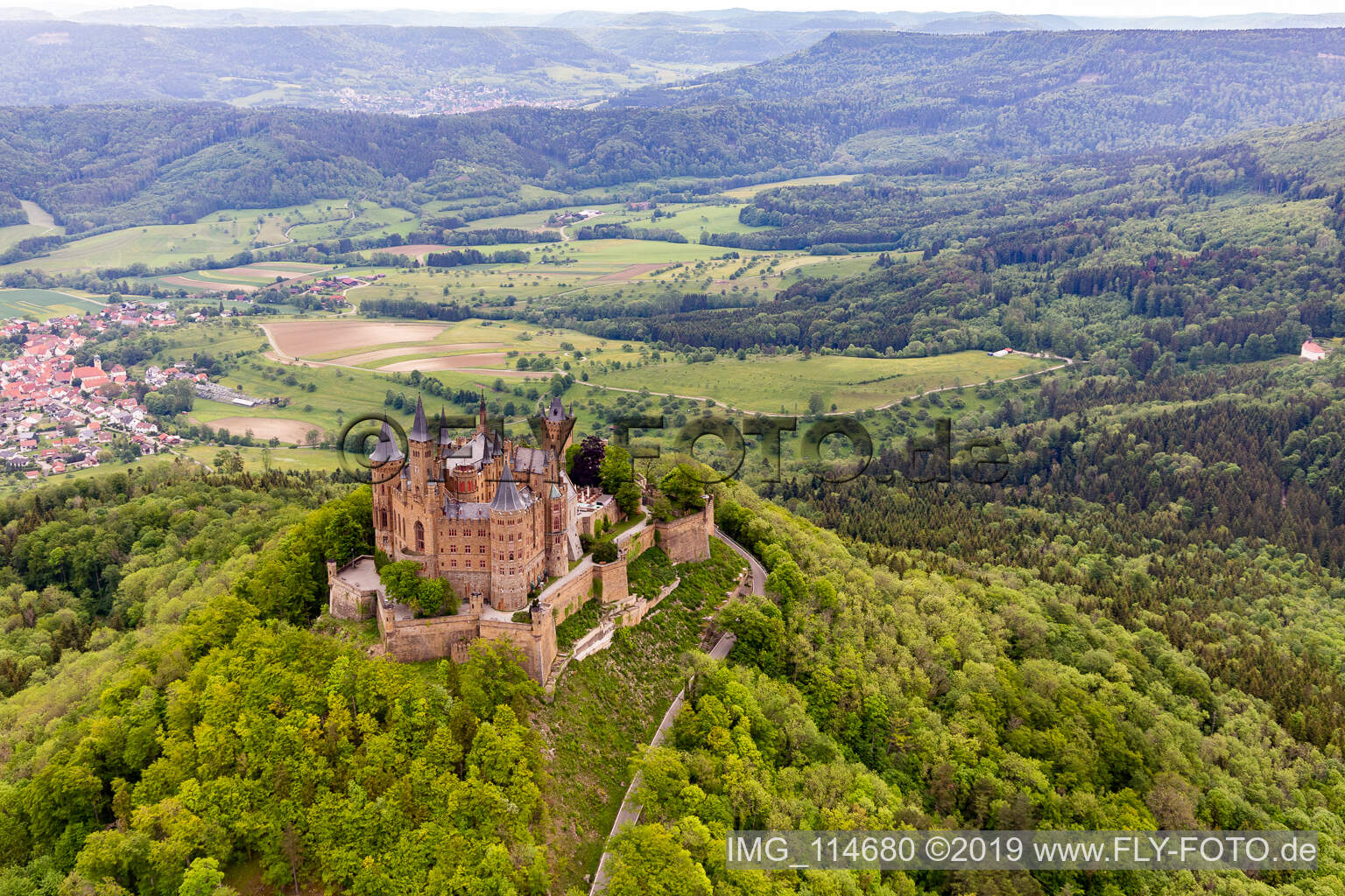 Burg Hohenzollern in Hechingen im Bundesland Baden-Württemberg, Deutschland von einer Drohne aus