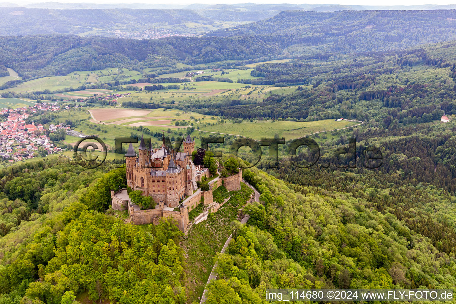 Burg Hohenzollern in Hechingen im Bundesland Baden-Württemberg, Deutschland von einer Drohne aus