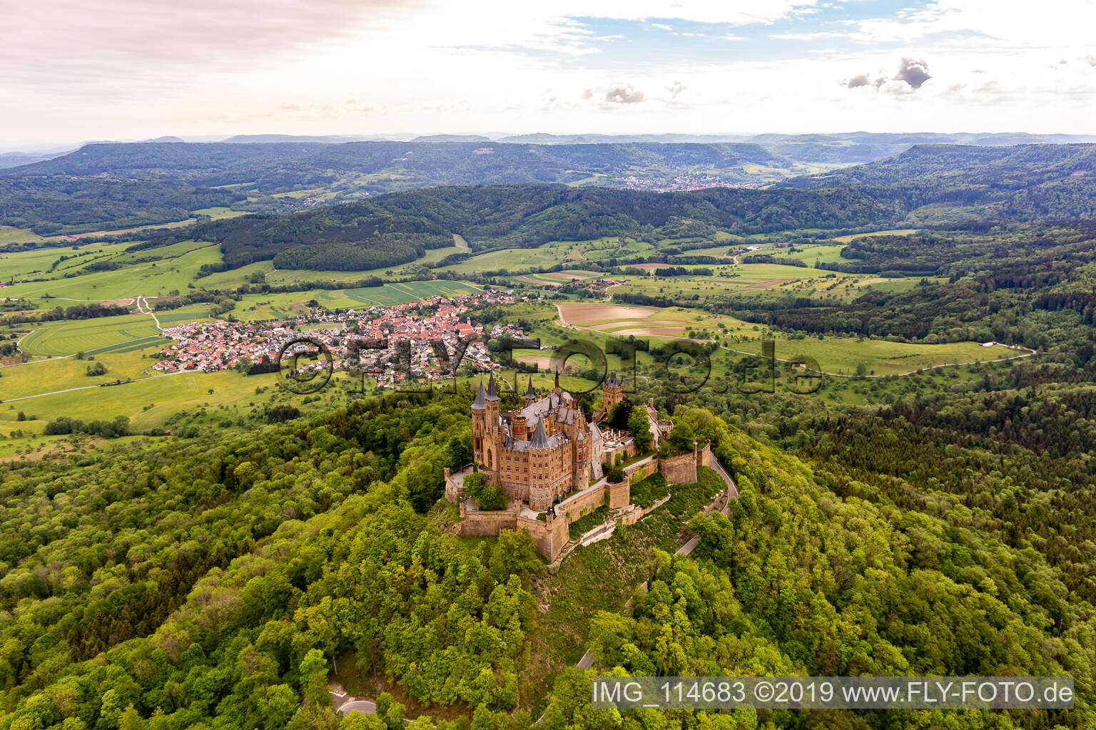 Burg Hohenzollern in Hechingen im Bundesland Baden-Württemberg, Deutschland von der Drohne aus gesehen