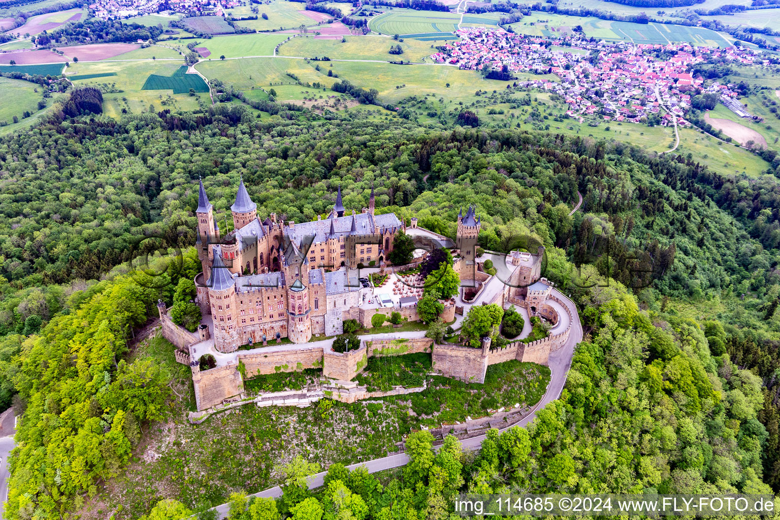 Schrägluftbild von Burg Hohenzollern in Bisingen im Bundesland Baden-Württemberg, Deutschland