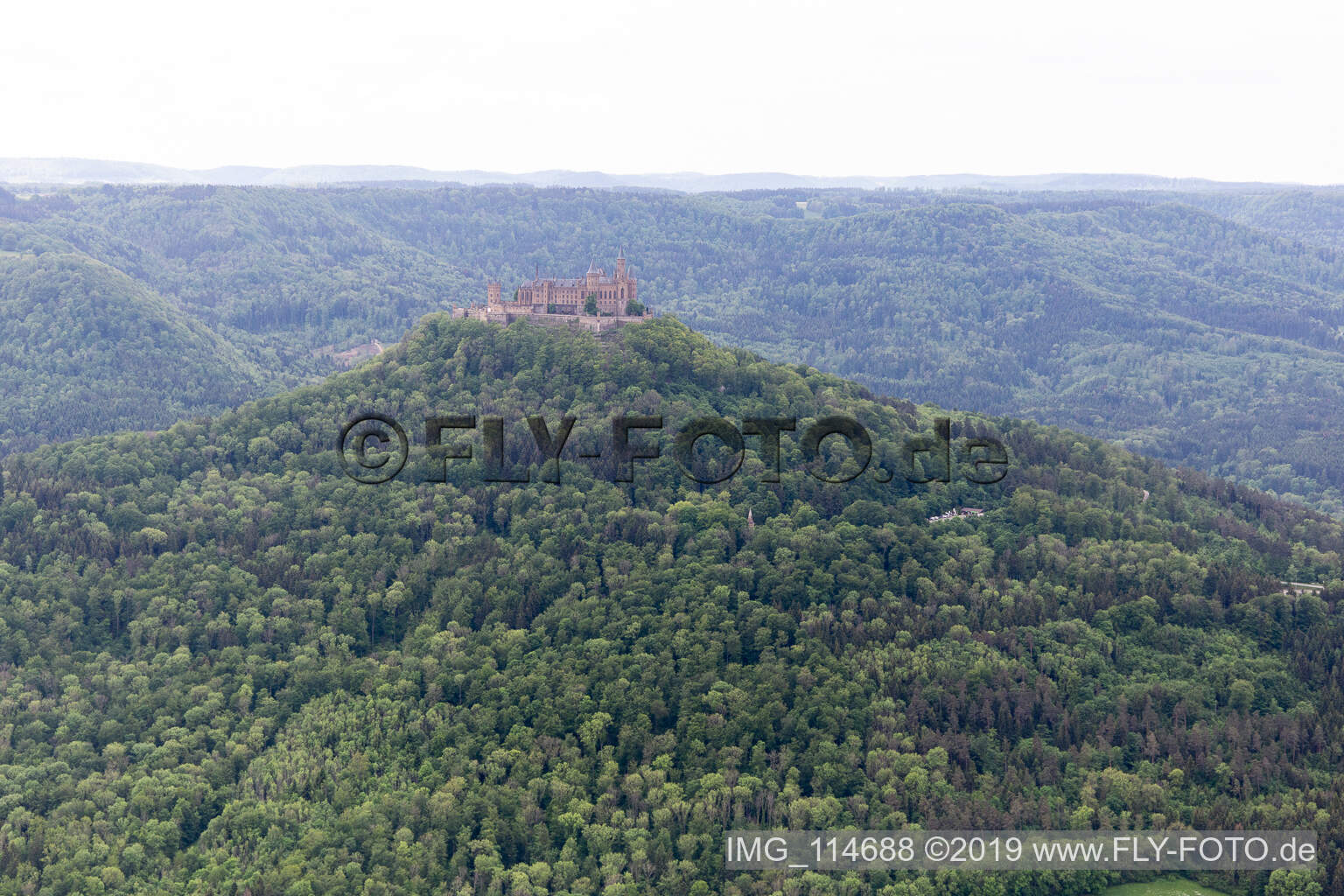 Luftbild von Burg Hohenzollern in Hechingen im Bundesland Baden-Württemberg, Deutschland
