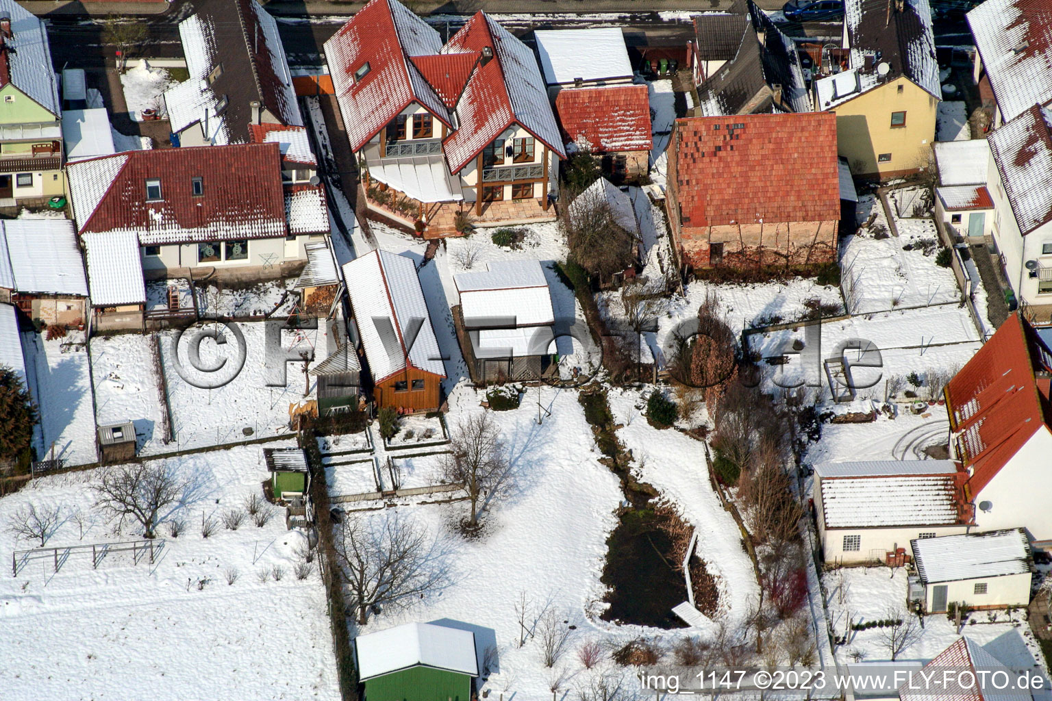 Luftaufnahme von Freckenfeld im Schnee im Bundesland Rheinland-Pfalz, Deutschland