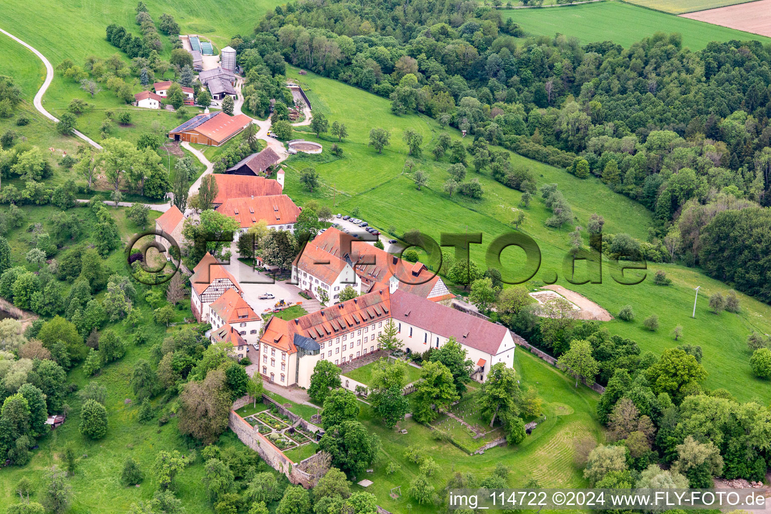 Gebäudekomplex des Klosters Kirchberg in Sulz am Neckar im Ortsteil Renfrizhausen im Bundesland Baden-Württemberg, Deutschland