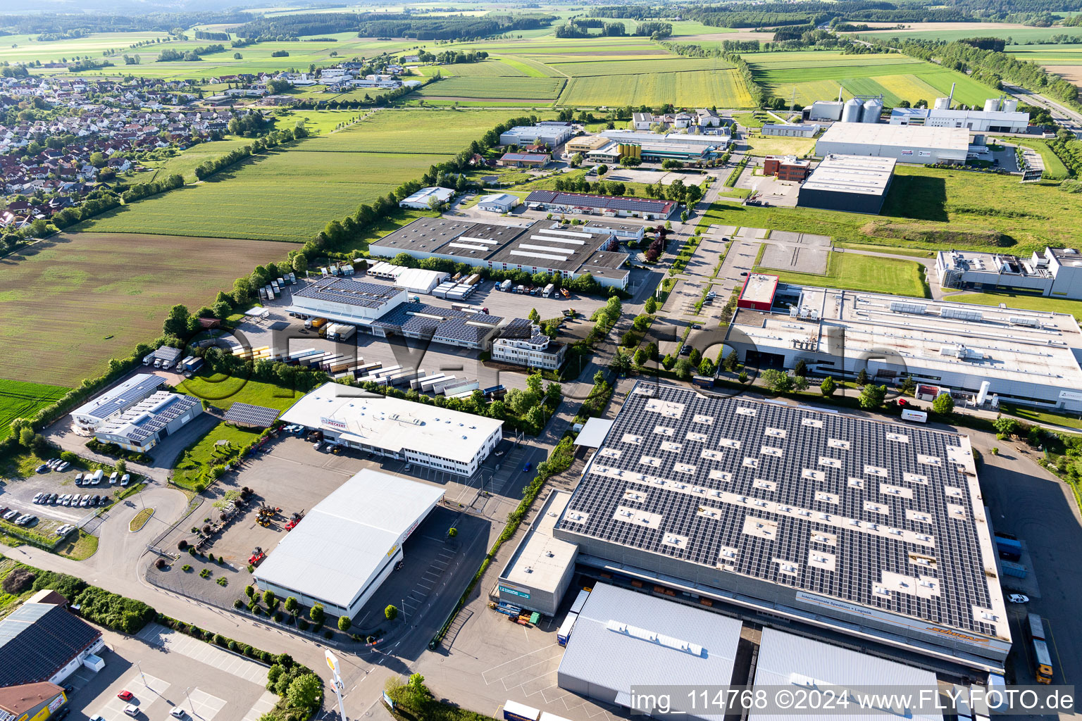 Luftbild von Gewerbegebiet und Firmenansiedlung an der A81 in Empfingen im Bundesland Baden-Württemberg, Deutschland