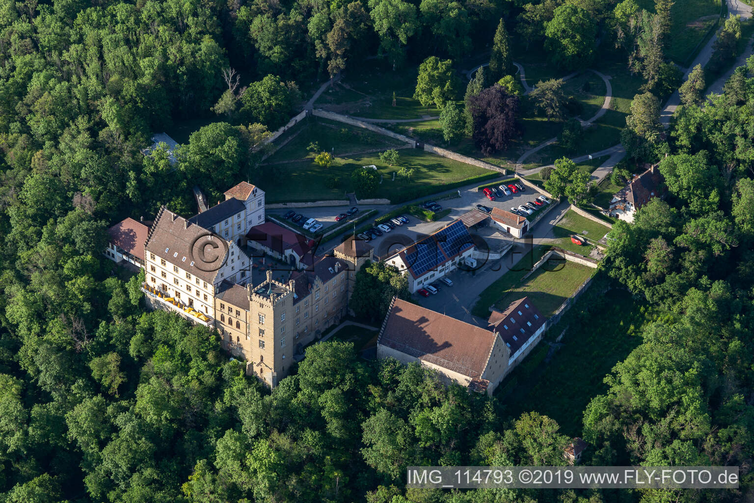 Luftbild von Gebäudekomplex der Hotelanlage Hotel Schloss Weitenburg in Starzach im Bundesland Baden-Württemberg, Deutschland
