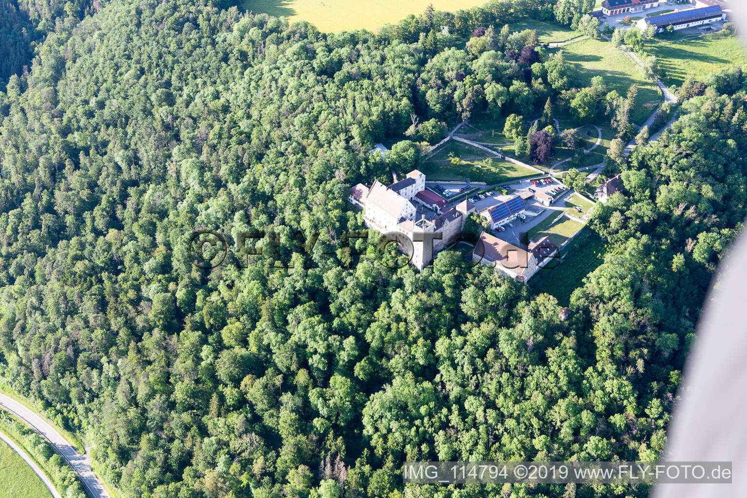 Luftaufnahme von Gebäudekomplex der Hotelanlage Hotel Schloss Weitenburg in Starzach im Bundesland Baden-Württemberg, Deutschland