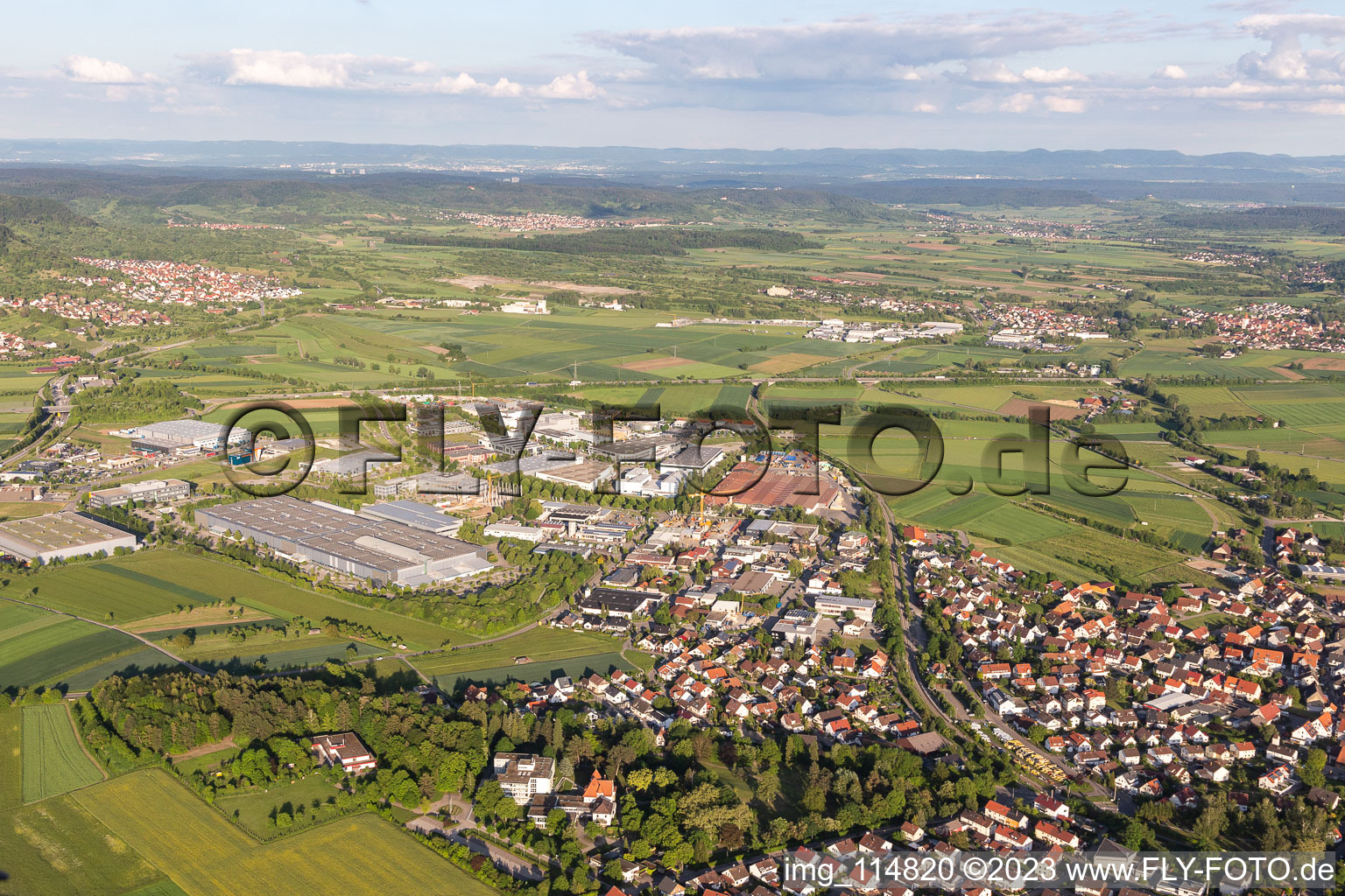 Industriegebiet von Westen im Ortsteil Gültstein in Herrenberg im Bundesland Baden-Württemberg, Deutschland