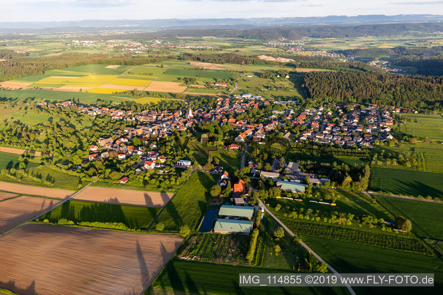 Wald- Gebiete und Forstflächen umsäumen das Siedlungsgebiet des Dorfes in Betra in Horb am Neckar im Bundesland Baden-Württemberg, Deutschland