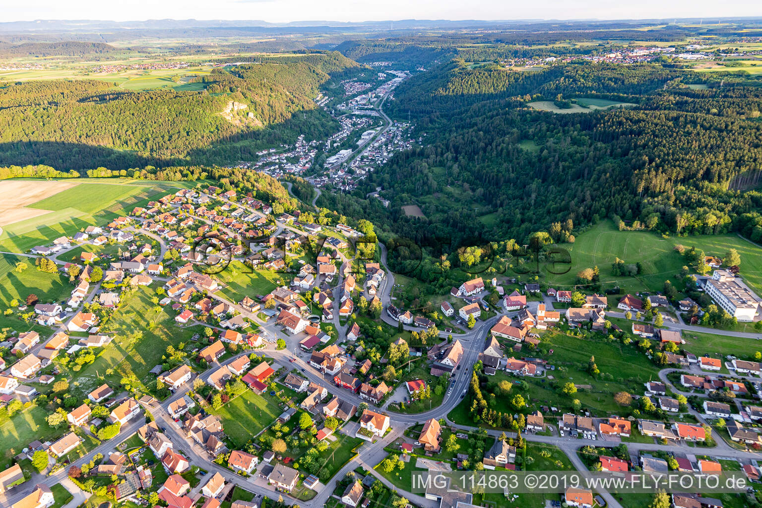 Ortsansicht der Straßen und Häuser der Wohngebiete in der von Bergen umgebenen Tallandschaft in Weiden in Dornhan im Bundesland Baden-Württemberg, Deutschland