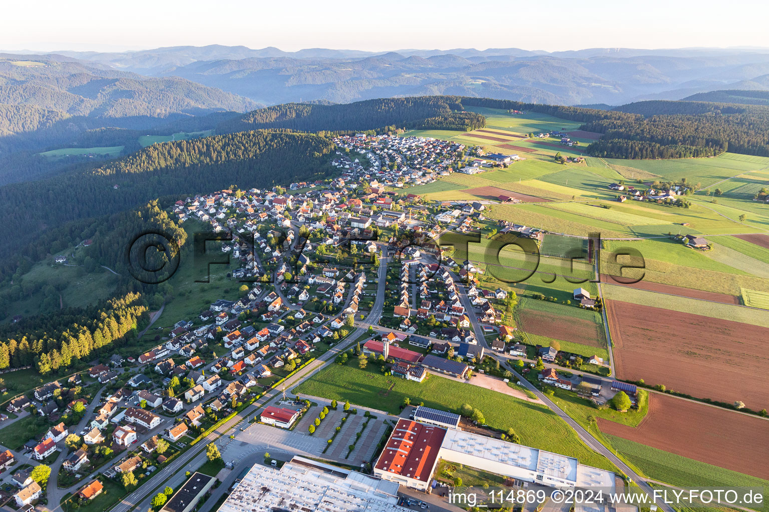 Wald- Gebiete und Forstflächen umsäumen das Siedlungsgebiet des Dorfes in Aichhalden im Bundesland Baden-Württemberg, Deutschland