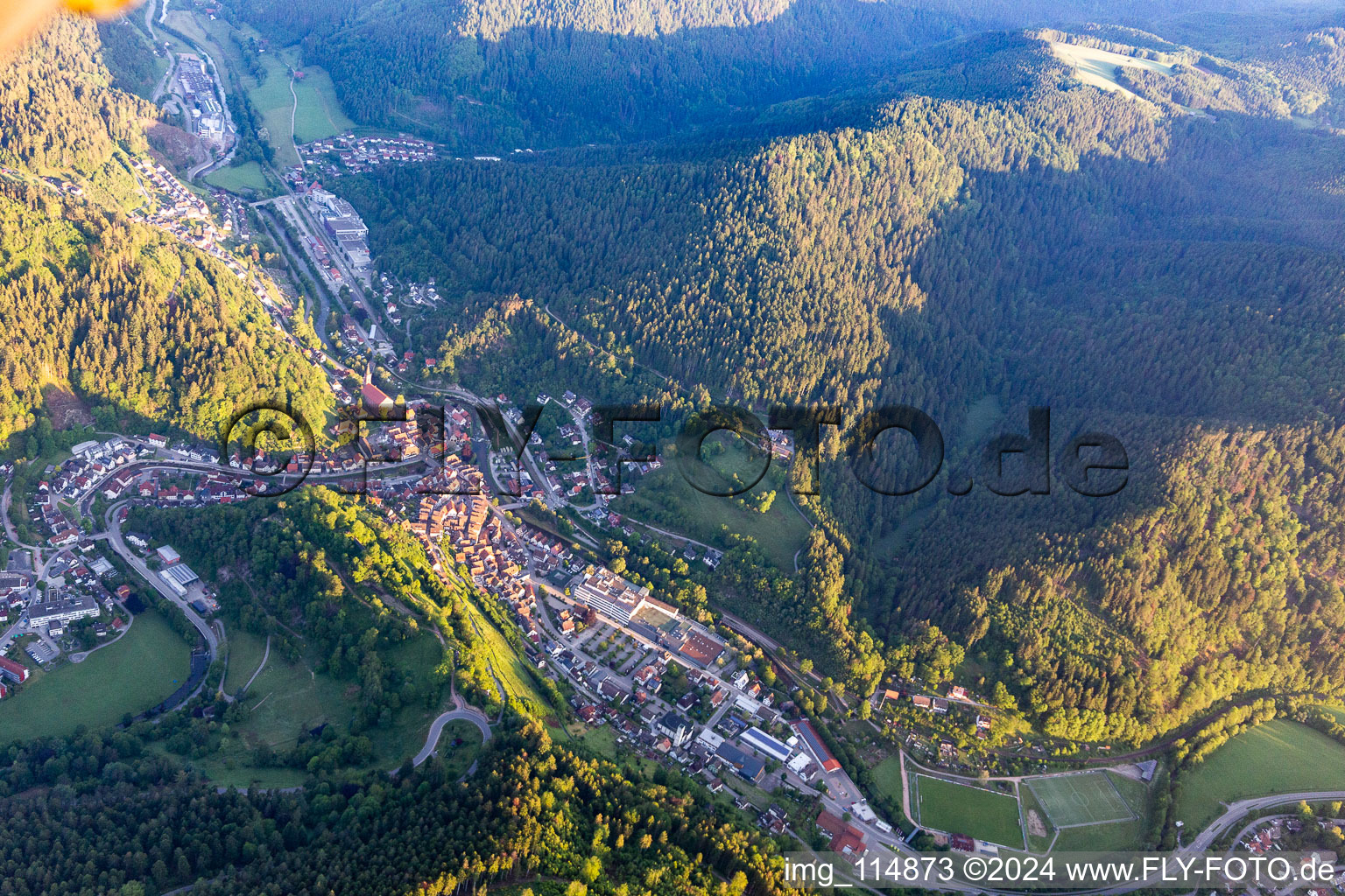 Ortsansicht der Straßen und Häuser der Wohngebiete in der von Bergen umgebenen Tallandschaft in Schiltach im Bundesland Baden-Württemberg, Deutschland