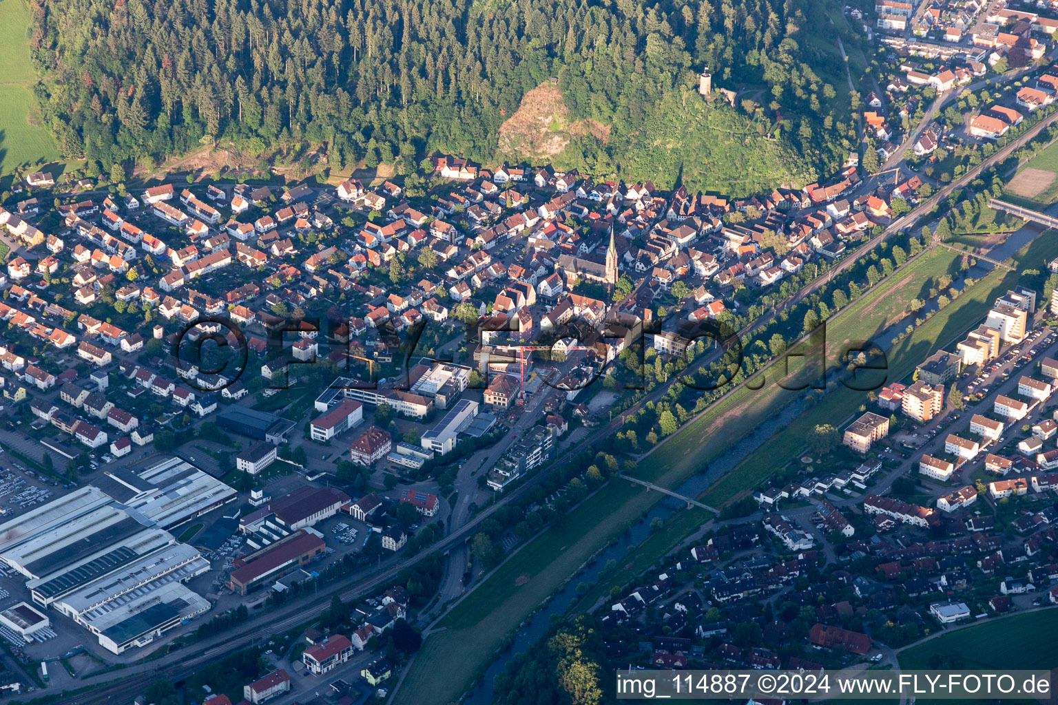 Schrägluftbild von Hausach im Bundesland Baden-Württemberg, Deutschland