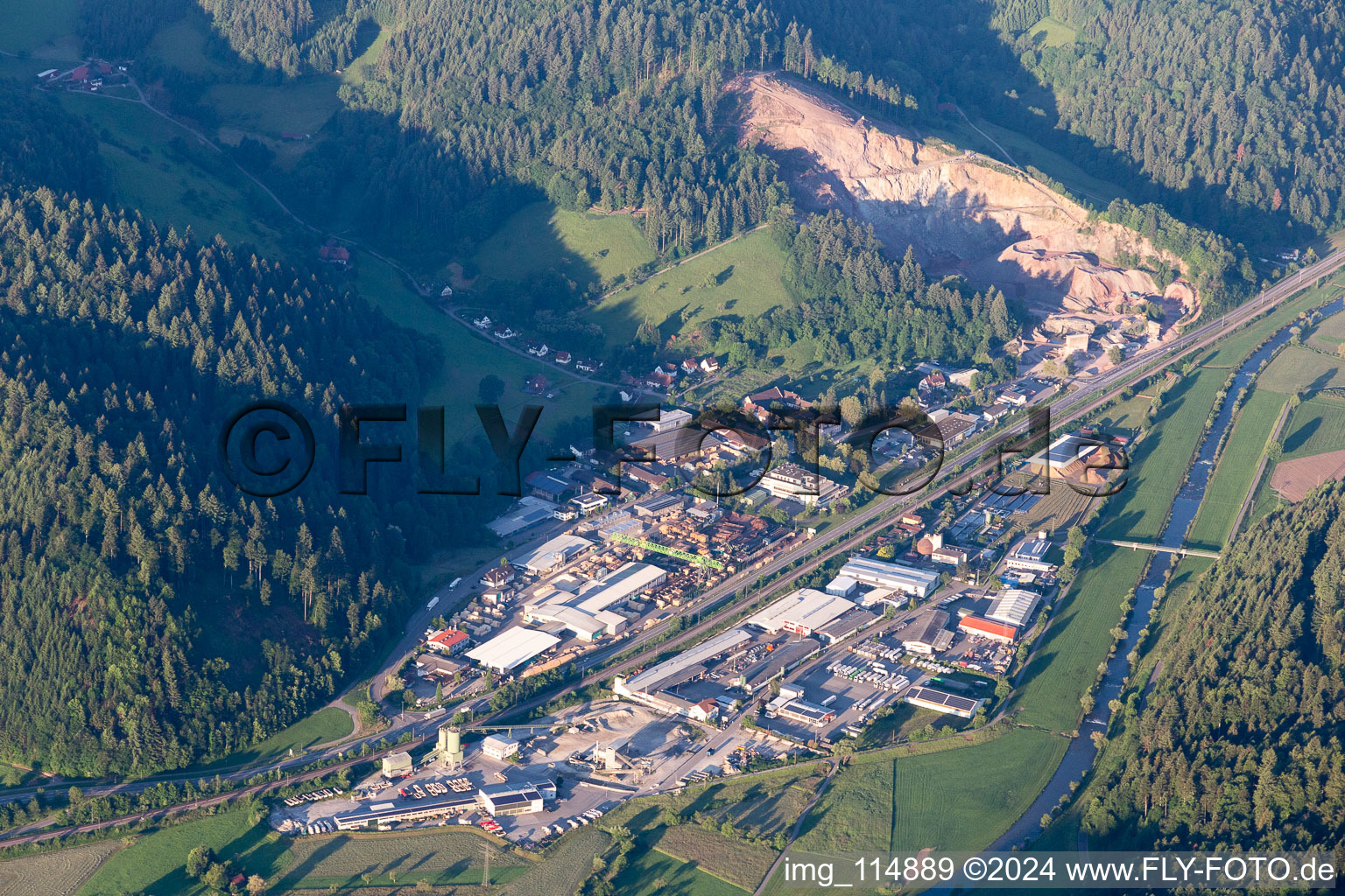 Industrie- und Gewerbegebiet Vorlandstraße und Ferdinand-Reiß-Straße im Kinzigtal in Hausach im Bundesland Baden-Württemberg, Deutschland