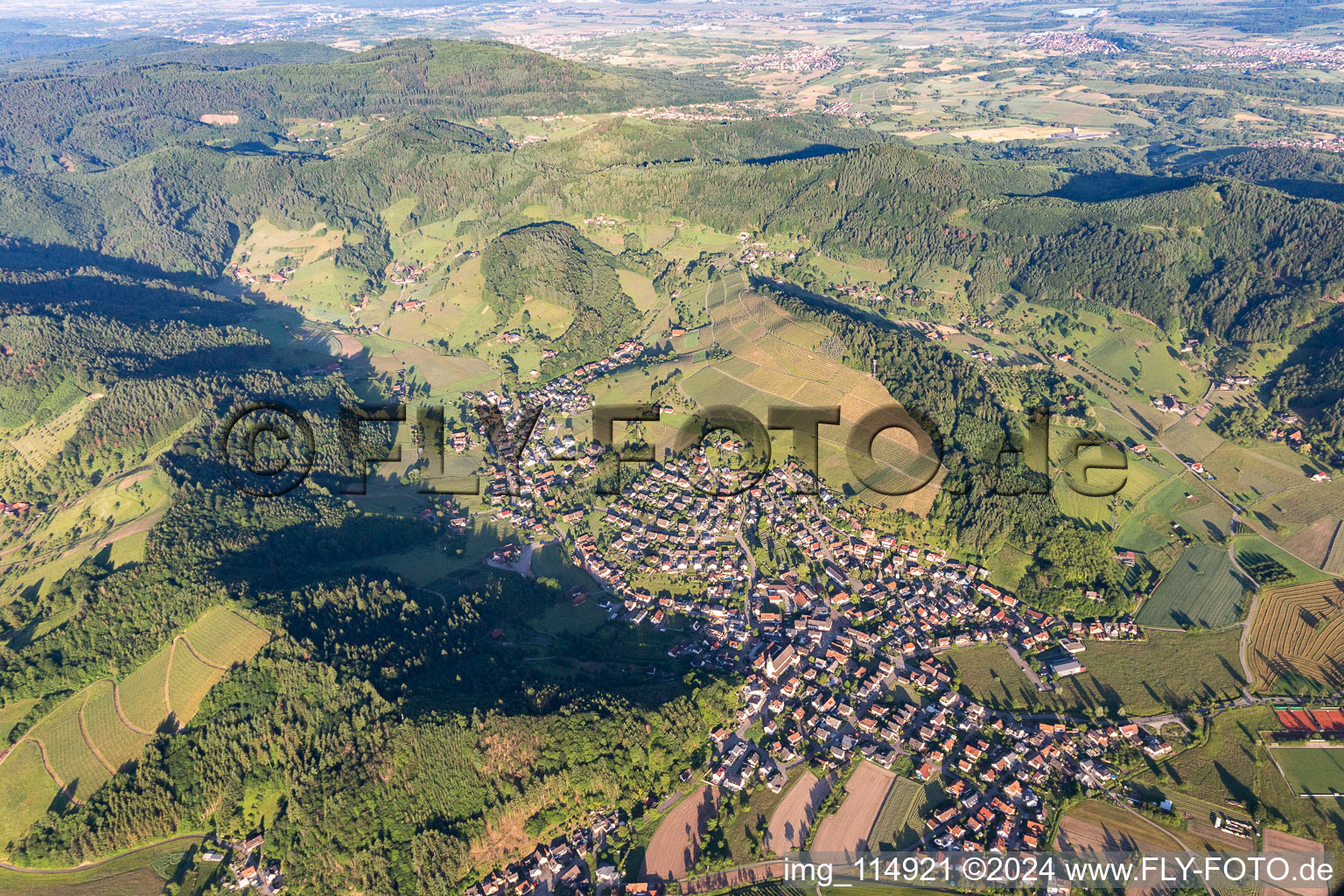 Ortsansicht der Straßen und Häuser der Wohngebiete in der von Bergen umgebenen Tallandschaft in Berghaupten im Bundesland Baden-Württemberg, Deutschland