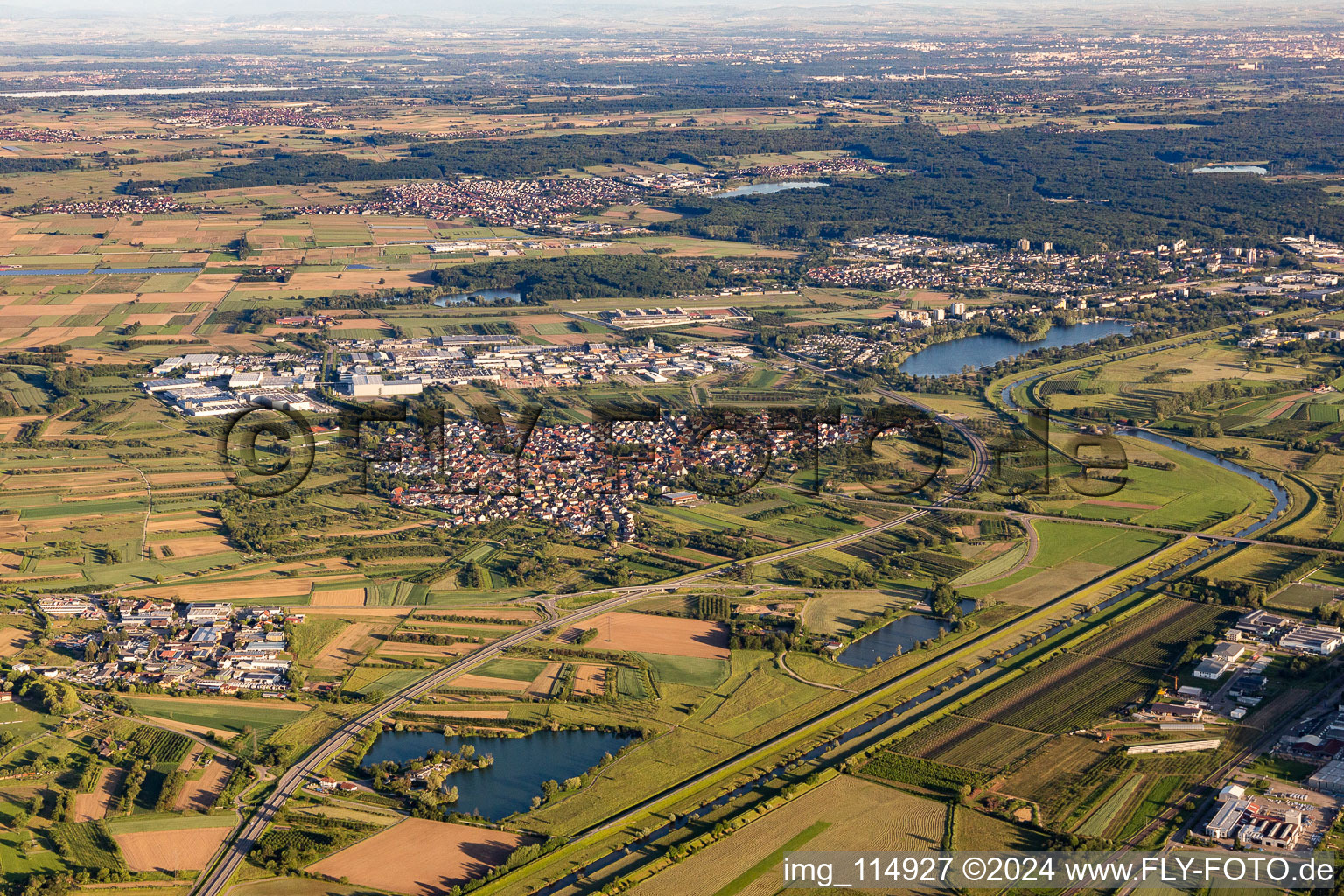 Ortsansicht der Straßen und Häuser der Wohngebiete in Elgersweier in Offenburg im Bundesland Baden-Württemberg, Deutschland