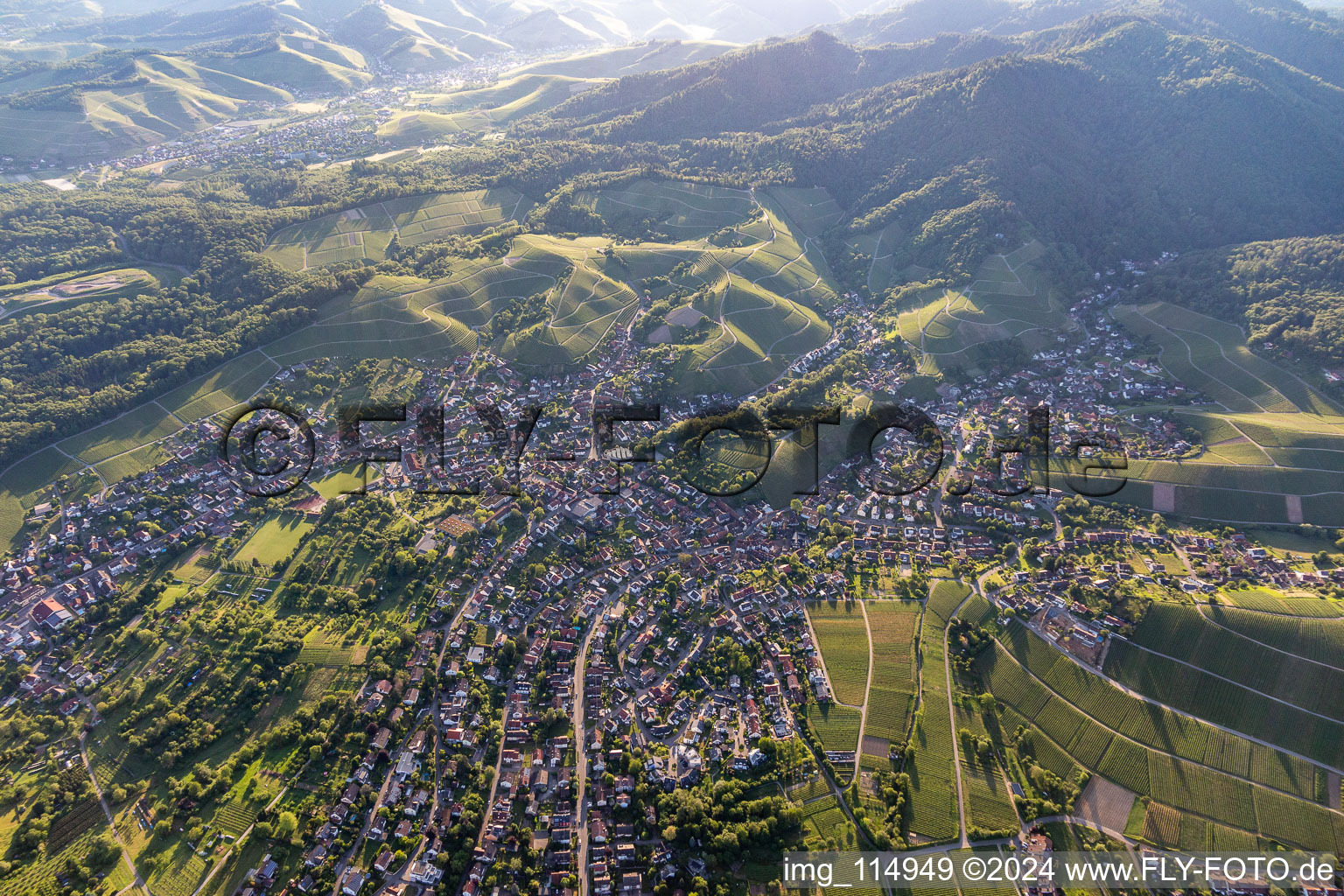 Ortsansicht der Straßen und Häuser der Wohngebiete in der von Weinbergen umgebenen Tallandschaft in Zell-Weierbach in Offenburg im Bundesland Baden-Württemberg, Deutschland