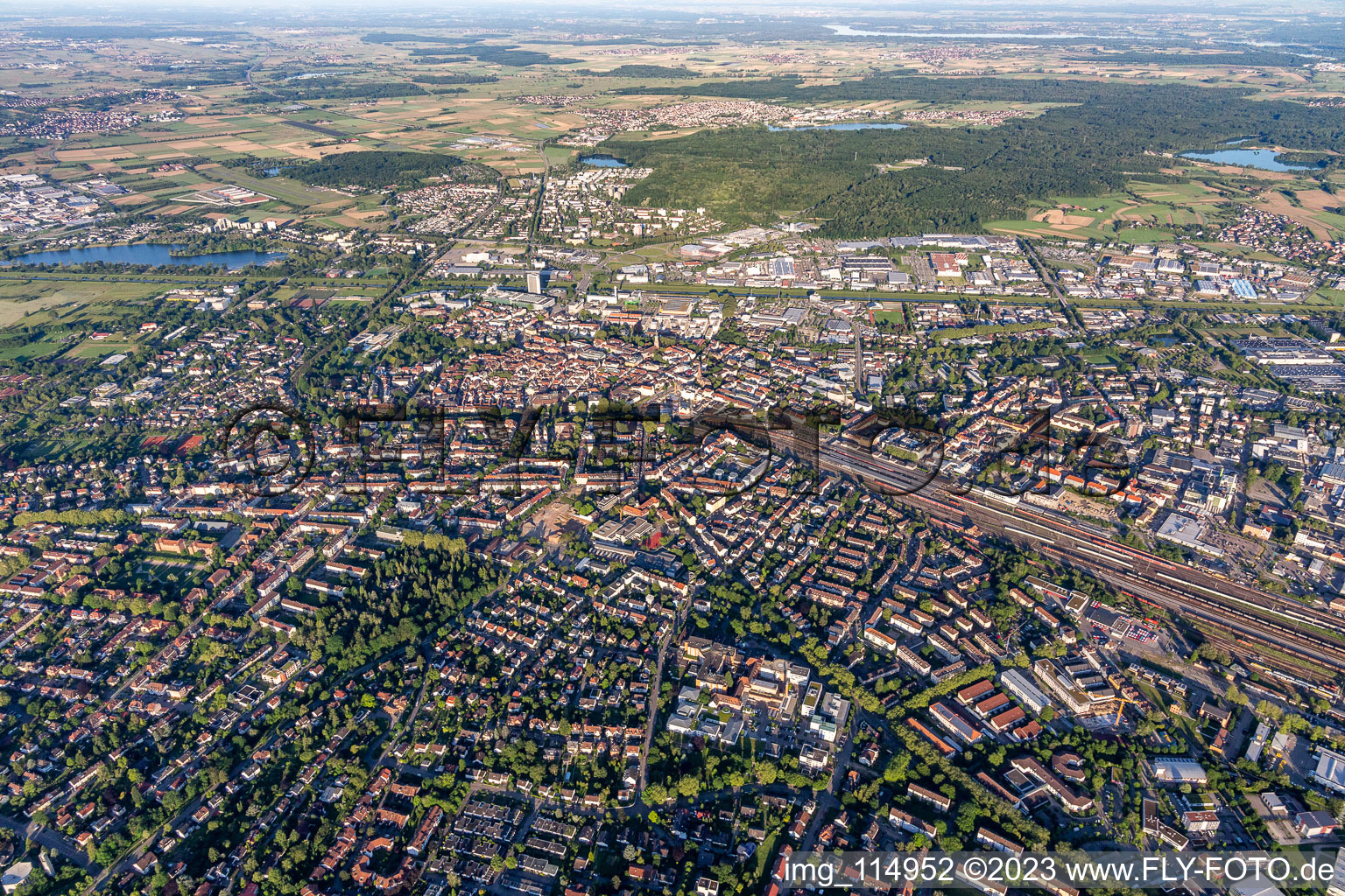 Stadtgebiet mit Außenbezirken und Innenstadtbereich in Offenburg im Bundesland Baden-Württemberg, Deutschland