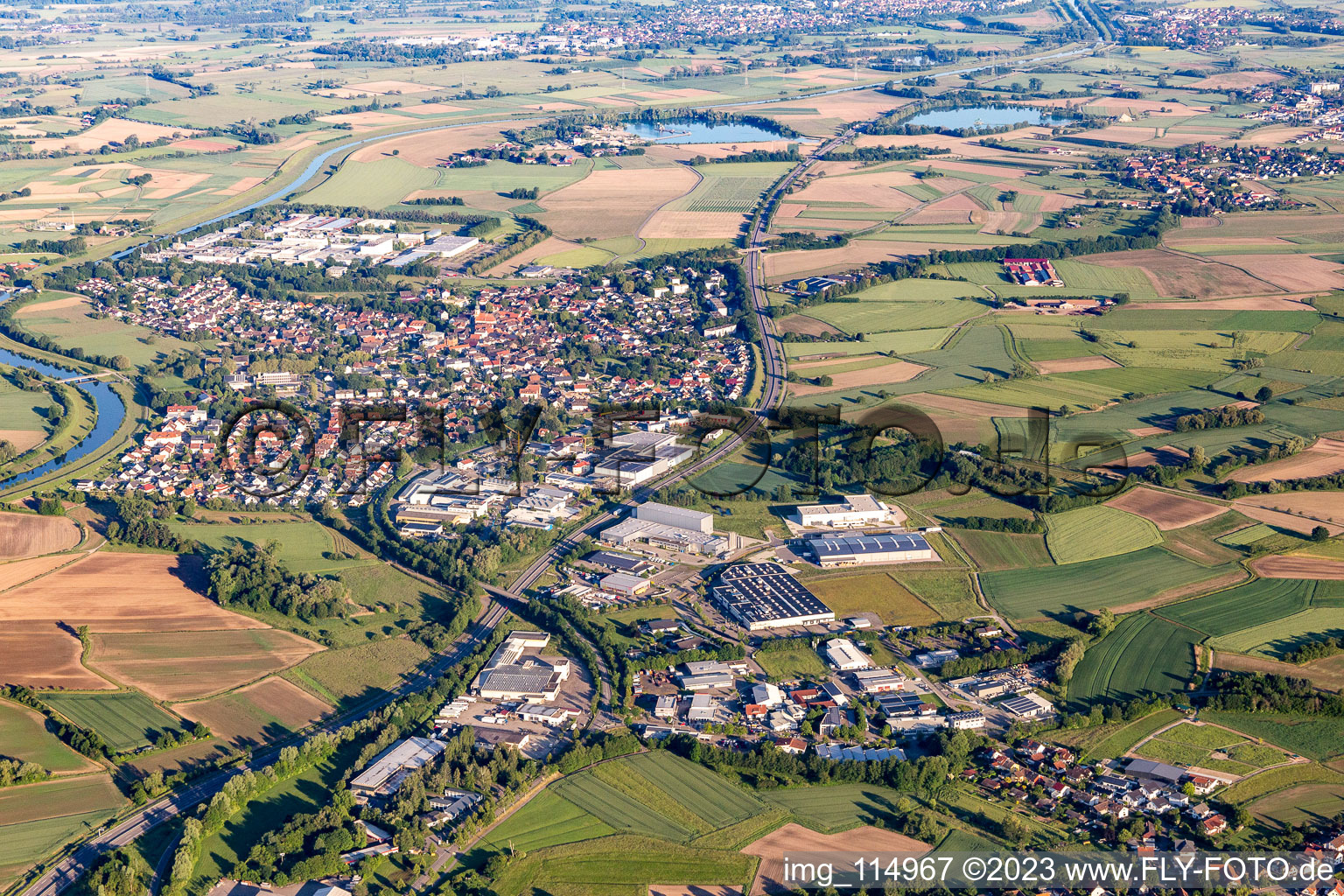 Luftbild von Ortskern am Uferbereich des der Kinzig - Flußverlaufes in Willstätt im Bundesland Baden-Württemberg, Deutschland