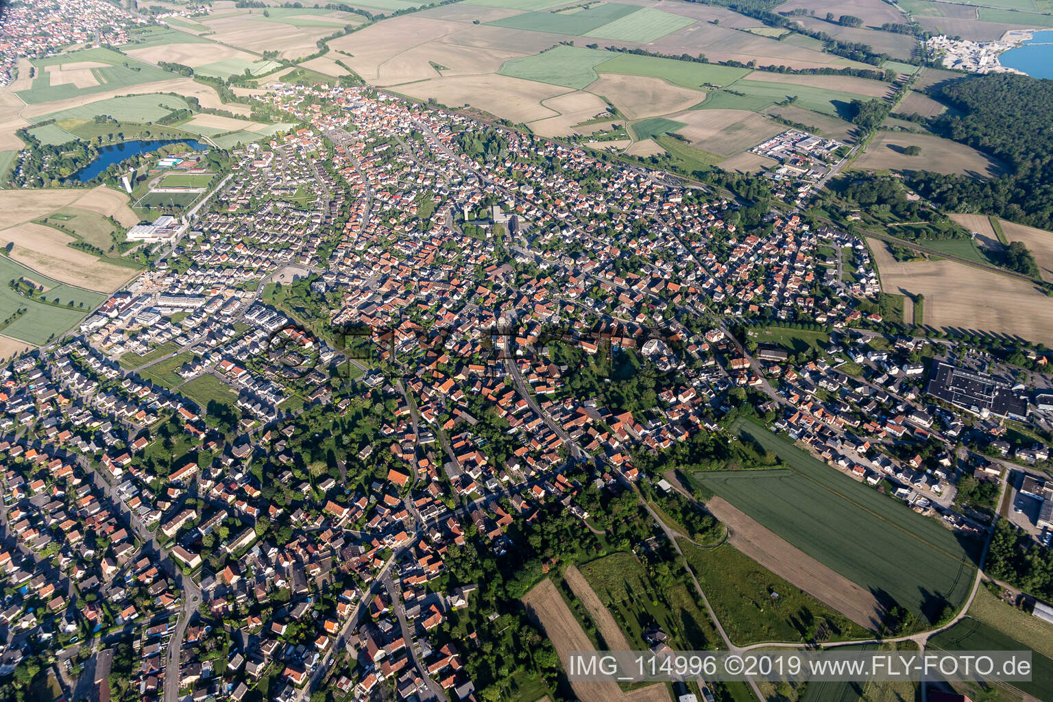 Schrägluftbild von Gambsheim im Bundesland Bas-Rhin, Frankreich