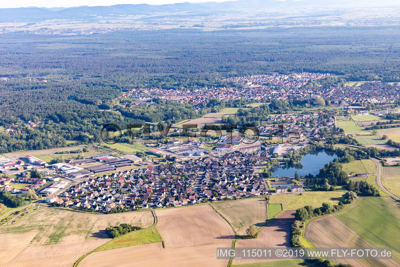 Soufflenheim im Bundesland Bas-Rhin, Frankreich aus der Vogelperspektive