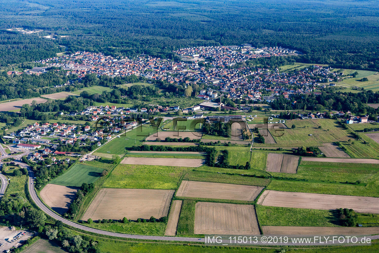 Soufflenheim im Bundesland Bas-Rhin, Frankreich aus der Luft betrachtet