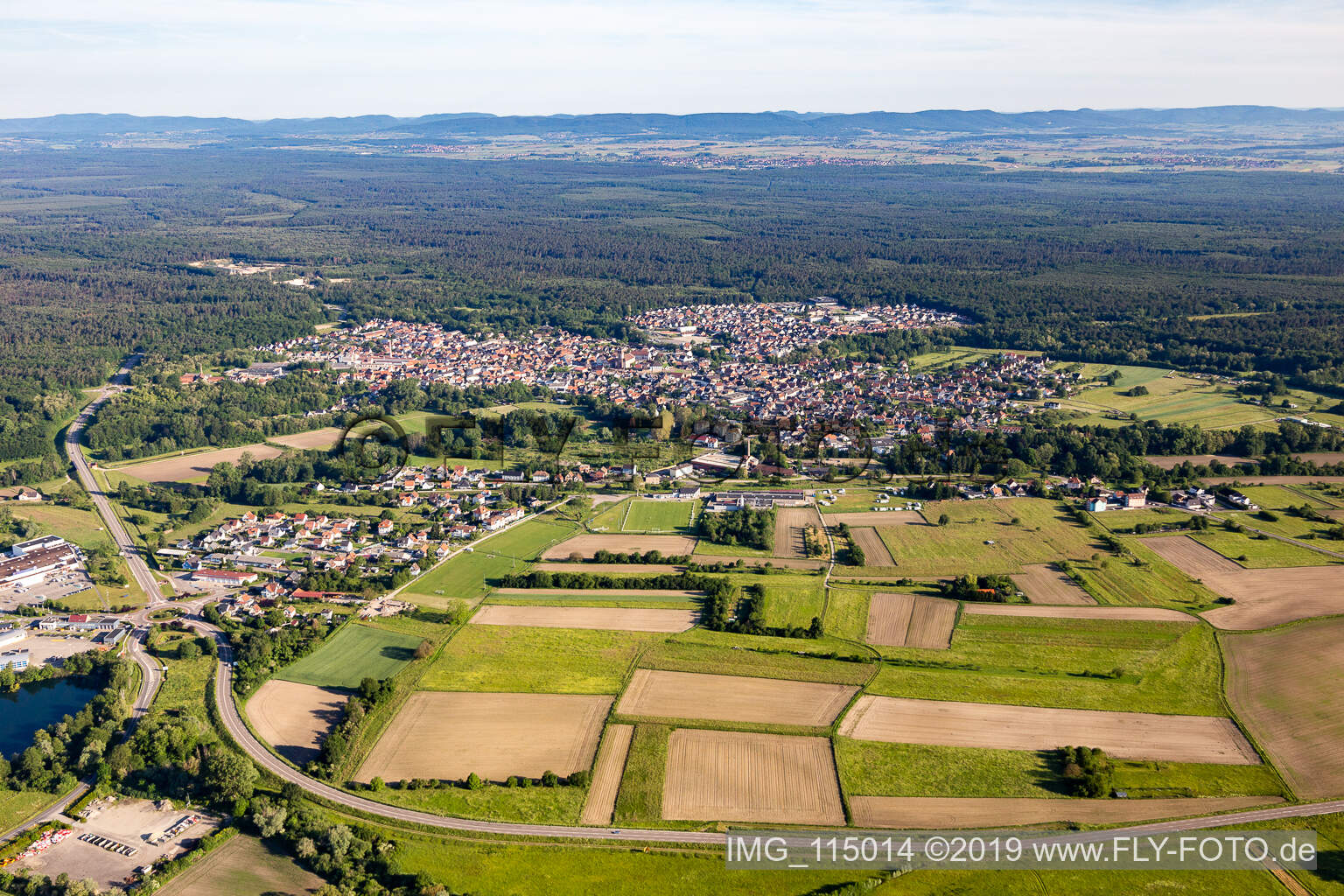 Drohnenaufname von Soufflenheim im Bundesland Bas-Rhin, Frankreich