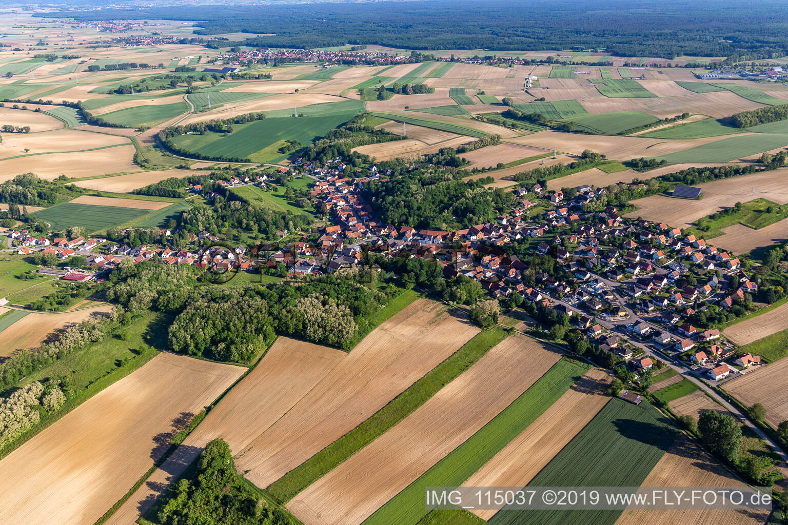 Drohnenaufname von Neewiller-près-Lauterbourg im Bundesland Bas-Rhin, Frankreich