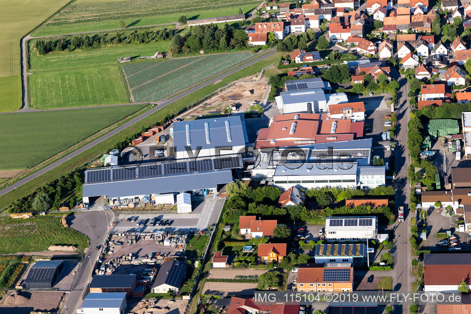 Luftbild von Gewerbergebiet Im Gereut, HGGS LaserCUT GmbH & Co. KG in Hatzenbühl im Bundesland Rheinland-Pfalz, Deutschland