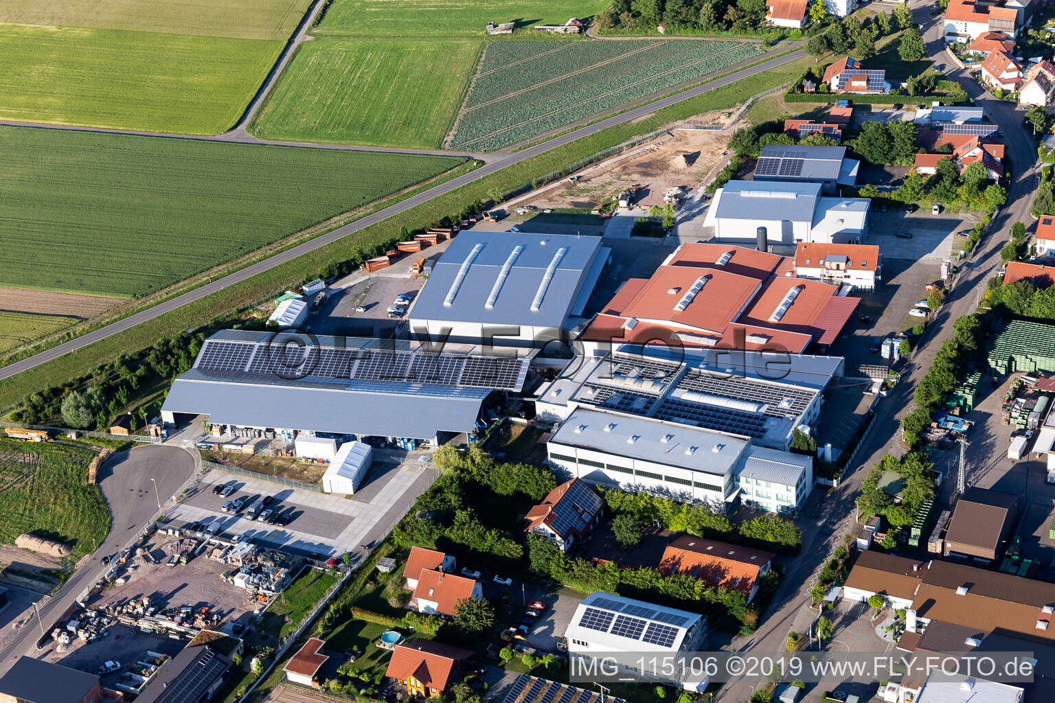 Schrägluftbild von Gewerbergebiet Im Gereut, HGGS LaserCUT GmbH & Co. KG in Hatzenbühl im Bundesland Rheinland-Pfalz, Deutschland