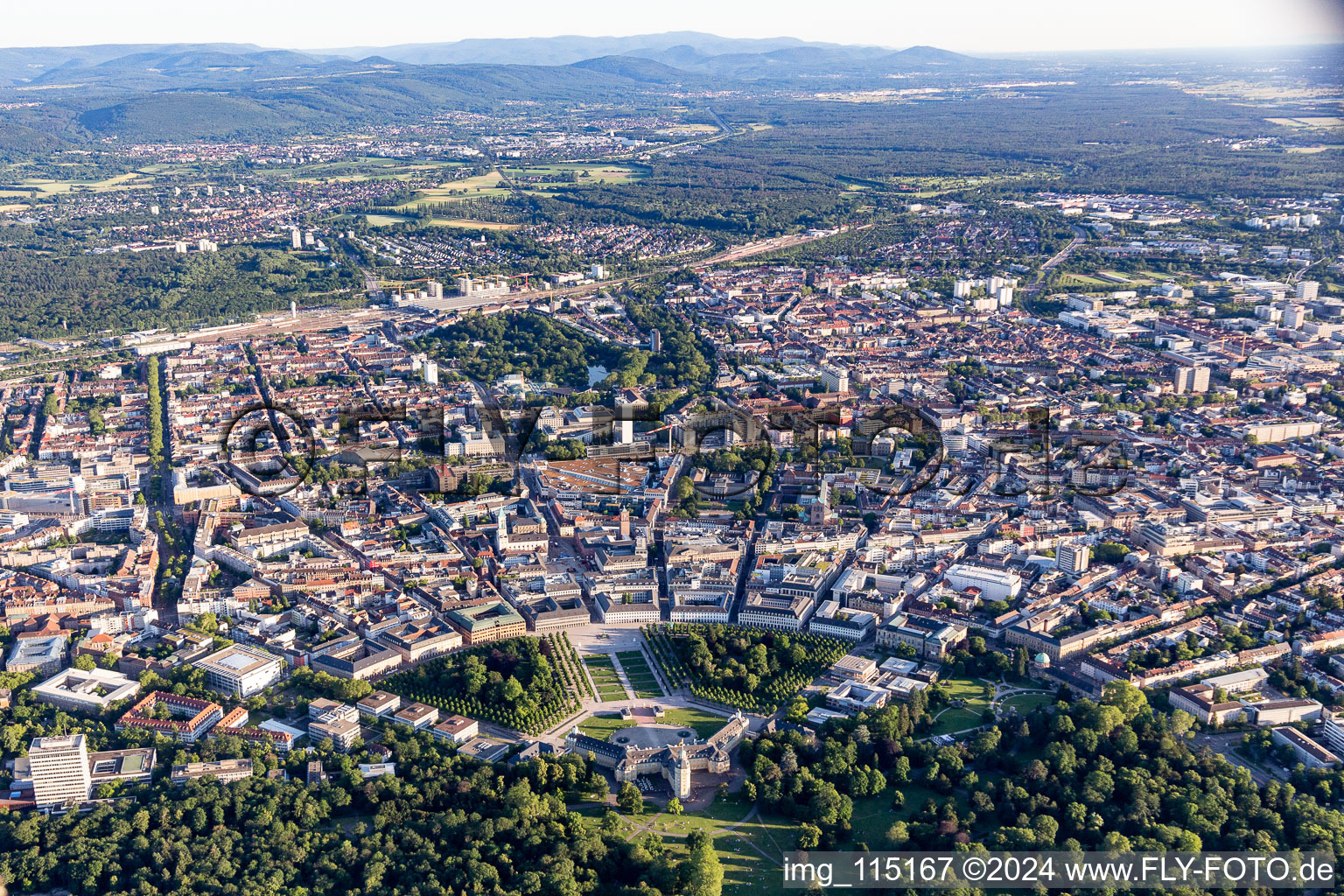 Stadtgebiet mit Außenbezirken und Innenstadtbereich in Karlsruhe im Ortsteil Innenstadt-Ost im Bundesland Baden-Württemberg, Deutschland