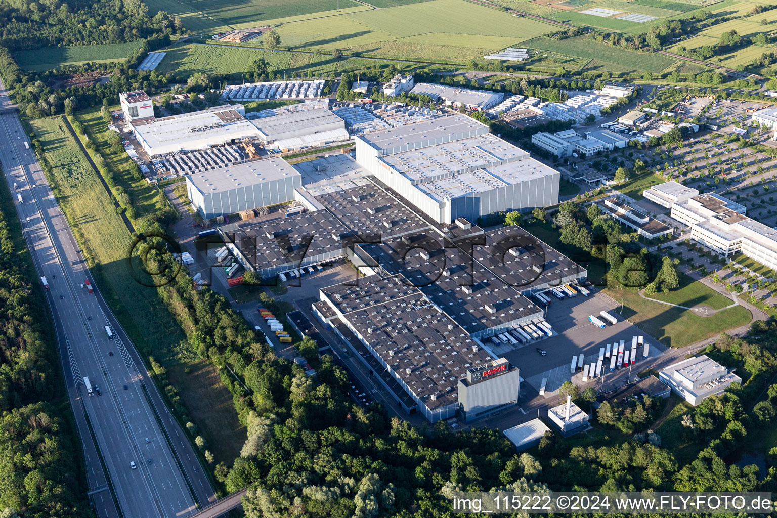 Gebäude und Produktionshallen auf dem Fahrzeugbau- Werksgelände Robert Bosch GmbH Auf der Breit im Ortsteil Durlach in Karlsruhe im Bundesland Baden-Württemberg, Deutschland