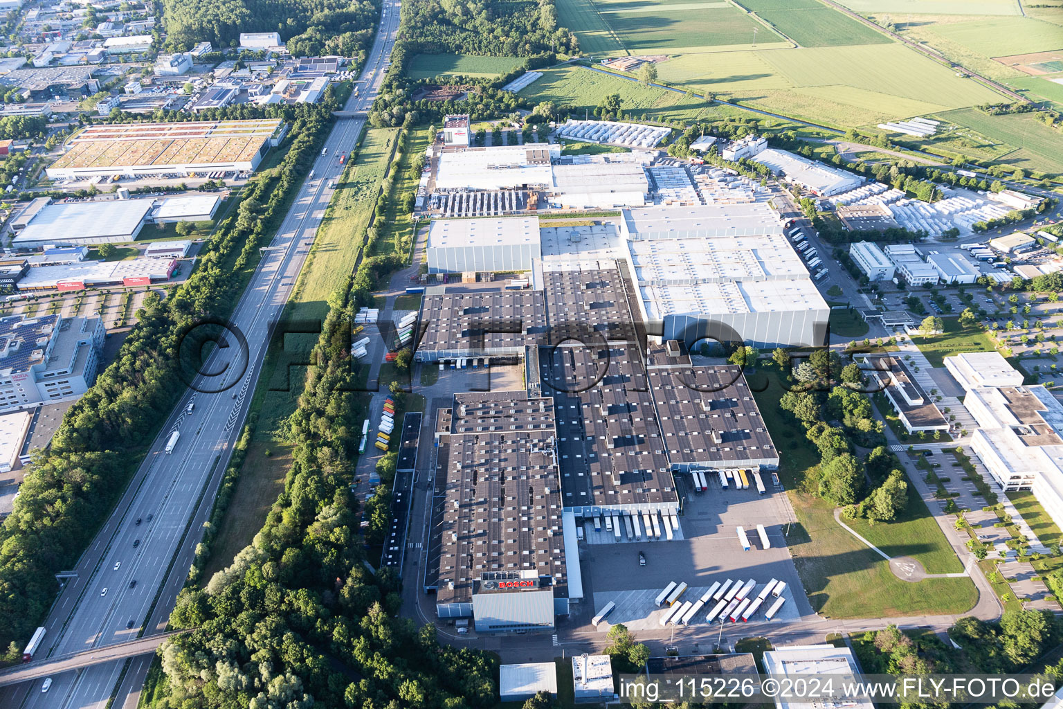 Luftbild von Gebäude und Produktionshallen auf dem Fahrzeugbau- Werksgelände Robert Bosch GmbH Auf der Breit im Ortsteil Durlach in Karlsruhe im Bundesland Baden-Württemberg, Deutschland