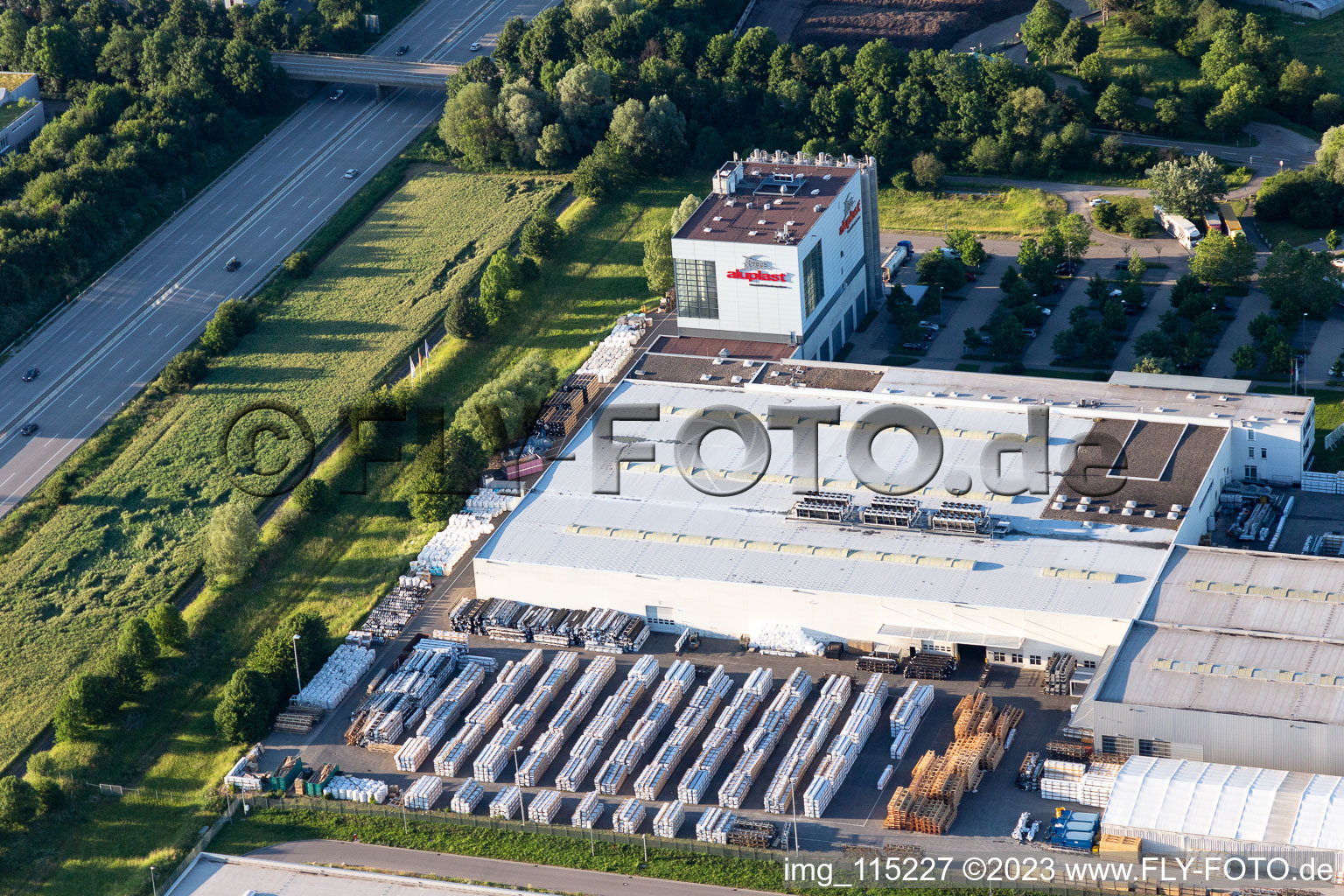 Firmengelände der aluplast GmbH mit Hallen, Firmengebäuden und Produktionsstätten an der A5 im Ortsteil Durlach in Karlsruhe im Bundesland Baden-Württemberg, Deutschland