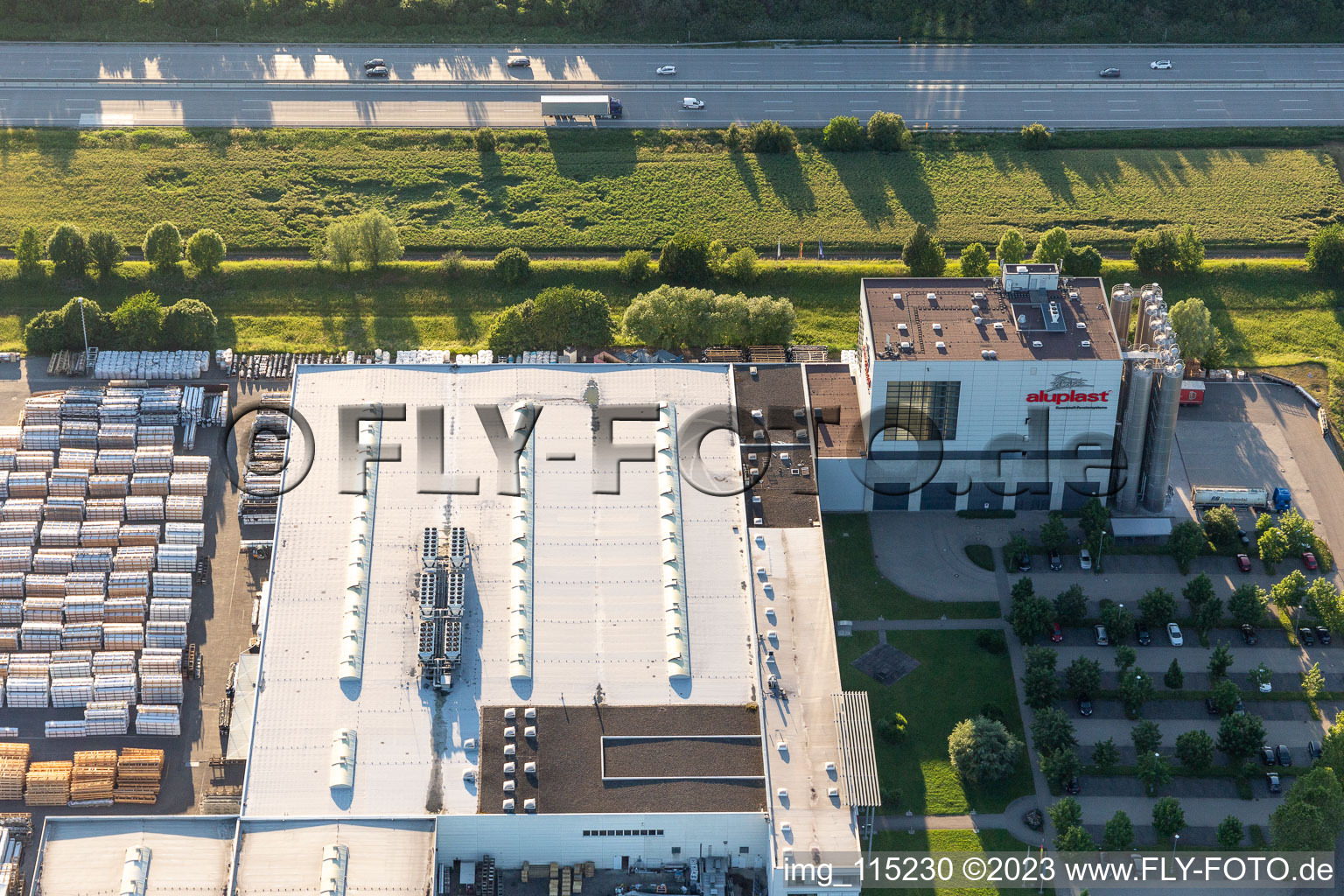 Luftbild von Firmengelände der aluplast GmbH mit Hallen, Firmengebäuden und Produktionsstätten an der A5 im Ortsteil Durlach in Karlsruhe im Bundesland Baden-Württemberg, Deutschland