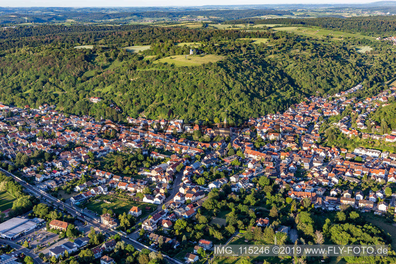 Schrägluftbild von Ortsansicht der Straßen und Häuser der Wohngebiete in Untergrombach in Bruchsal im Bundesland Baden-Württemberg, Deutschland