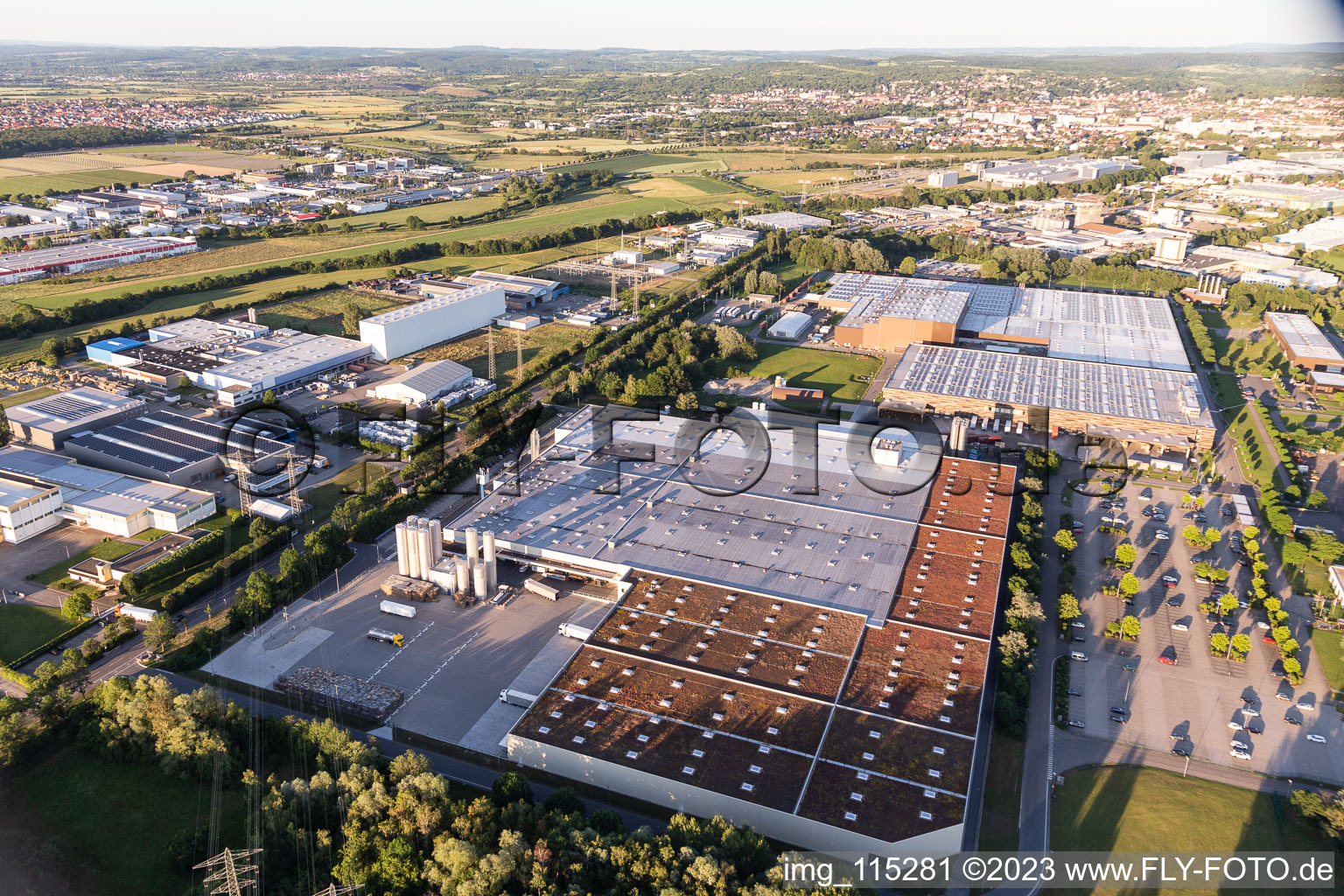 Firmengelände der HANSA-HEEMANN AG mit Hallen, Firmengebäuden und Produktionsstätten in Bruchsal im Bundesland Baden-Württemberg, Deutschland