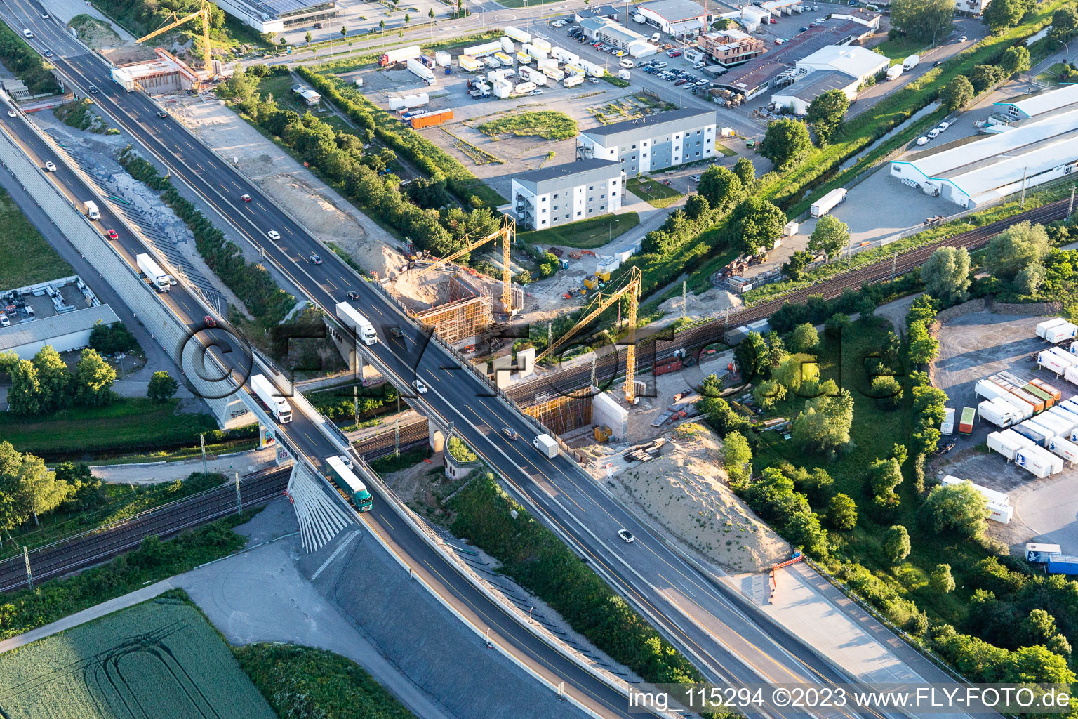 Baustelle Autobahnbrücke A5 über die Gleise der Eisenbahn im Ortsteil Karlsdorf in Karlsdorf-Neuthard im Bundesland Baden-Württemberg, Deutschland