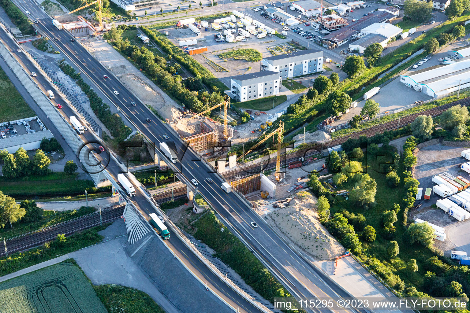 Luftbild von Baustelle Autobahnbrücke A5 über die Gleise der Eisenbahn im Ortsteil Karlsdorf in Karlsdorf-Neuthard im Bundesland Baden-Württemberg, Deutschland