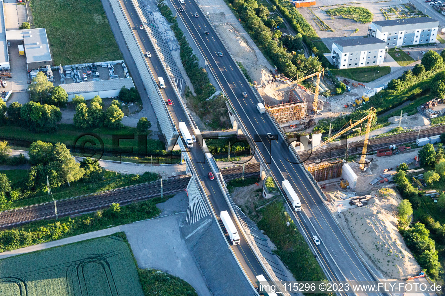 Luftaufnahme von Baustelle Autobahnbrücke A5 über die Gleise der Eisenbahn im Ortsteil Karlsdorf in Karlsdorf-Neuthard im Bundesland Baden-Württemberg, Deutschland