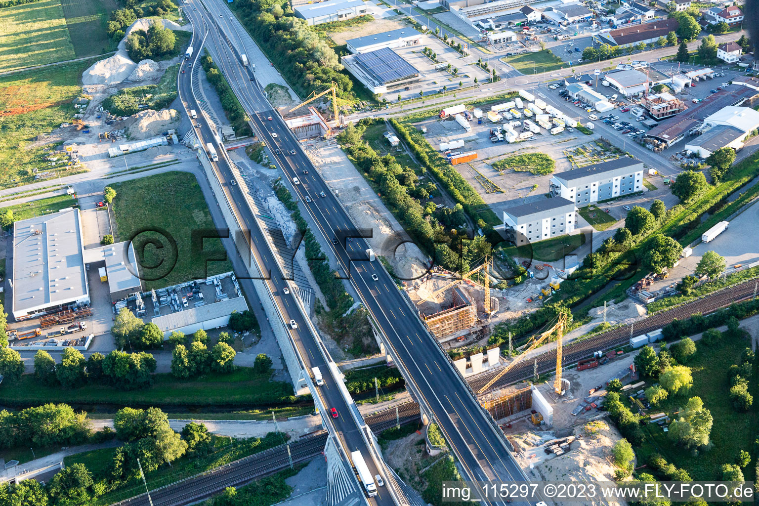 Schrägluftbild von Baustelle Autobahnbrücke A5 über die Gleise der Eisenbahn im Ortsteil Karlsdorf in Karlsdorf-Neuthard im Bundesland Baden-Württemberg, Deutschland