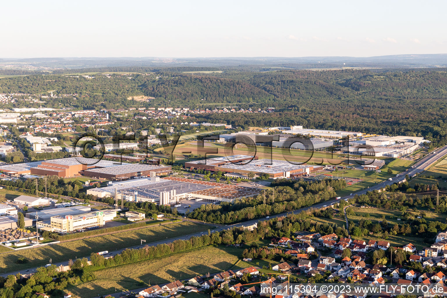 Industriegebiet an der Autobahn in Bruchsal im Bundesland Baden-Württemberg, Deutschland