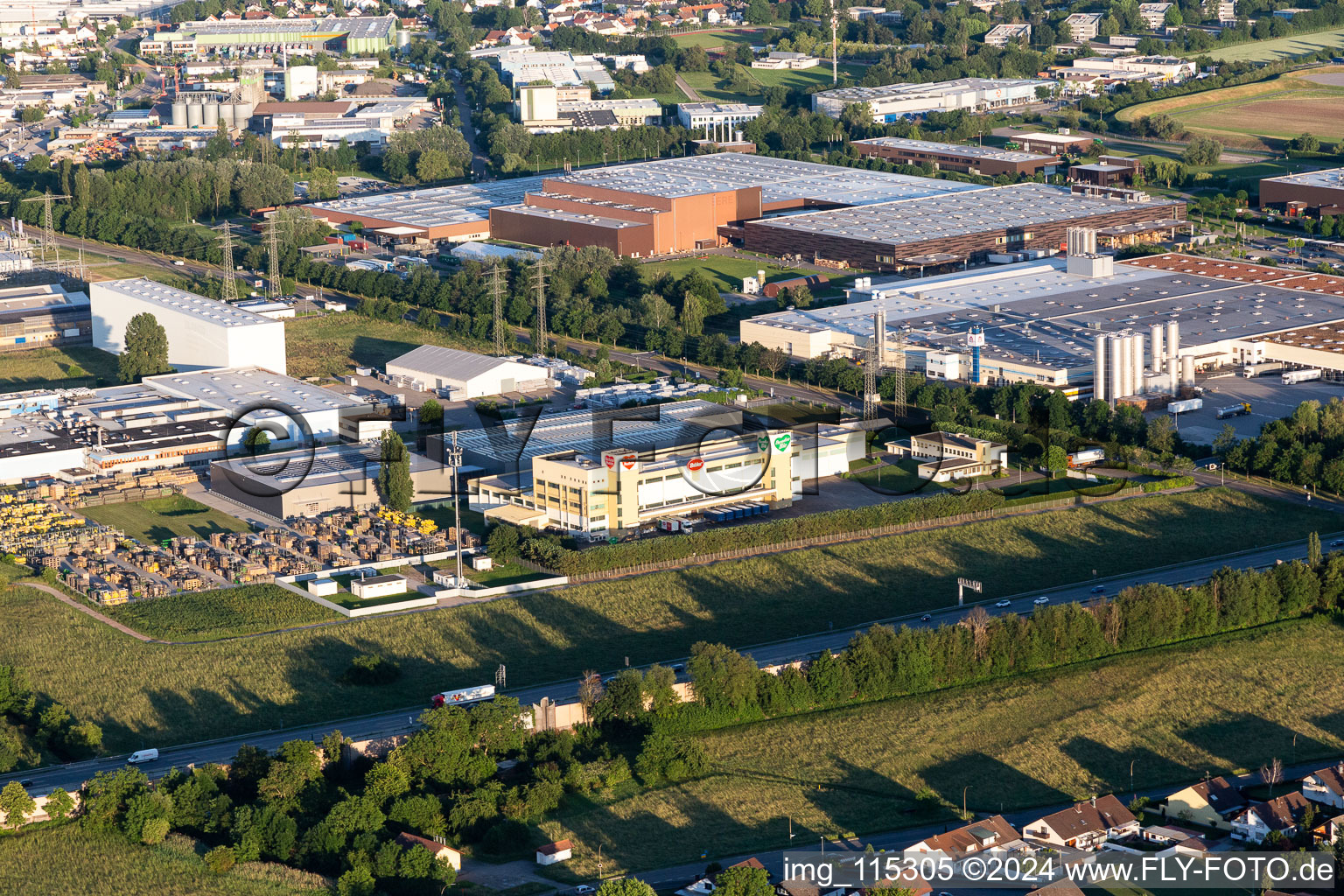 Luftbild von Gebäude und Produktionshallen auf dem Werksgelände der Bernhard Zabler GmbH & Co. KG in Bruchsal im Bundesland Baden-Württemberg, Deutschland