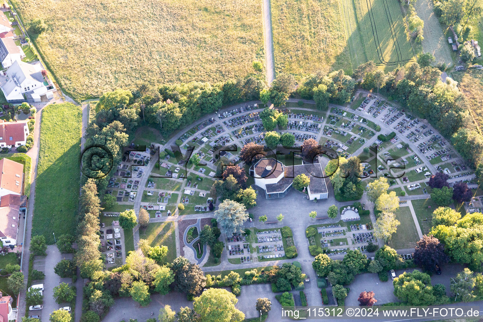 Fächerförmige Grabreihen auf dem Gelände des Friedhofes Karlsdorf in Karlsdorf in Karlsdorf-Neuthard im Bundesland Baden-Württemberg, Deutschland
