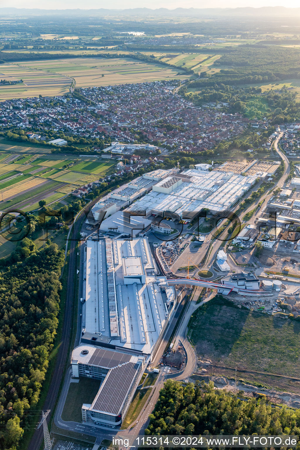 Gebäude und Produktionshallen des Werksgelände der SEW-EURODRIVE GmbH & Co KG in Graben-Neudorf im Bundesland Baden-Württemberg, Deutschland