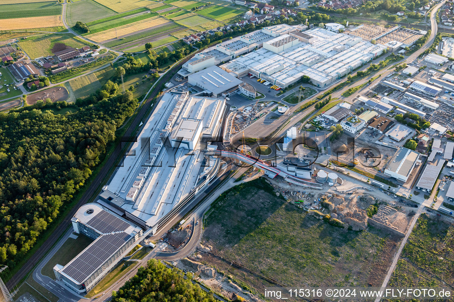 Luftbild von Gebäude und Produktionshallen des Werksgelände der SEW-EURODRIVE GmbH & Co KG in Graben-Neudorf im Bundesland Baden-Württemberg, Deutschland